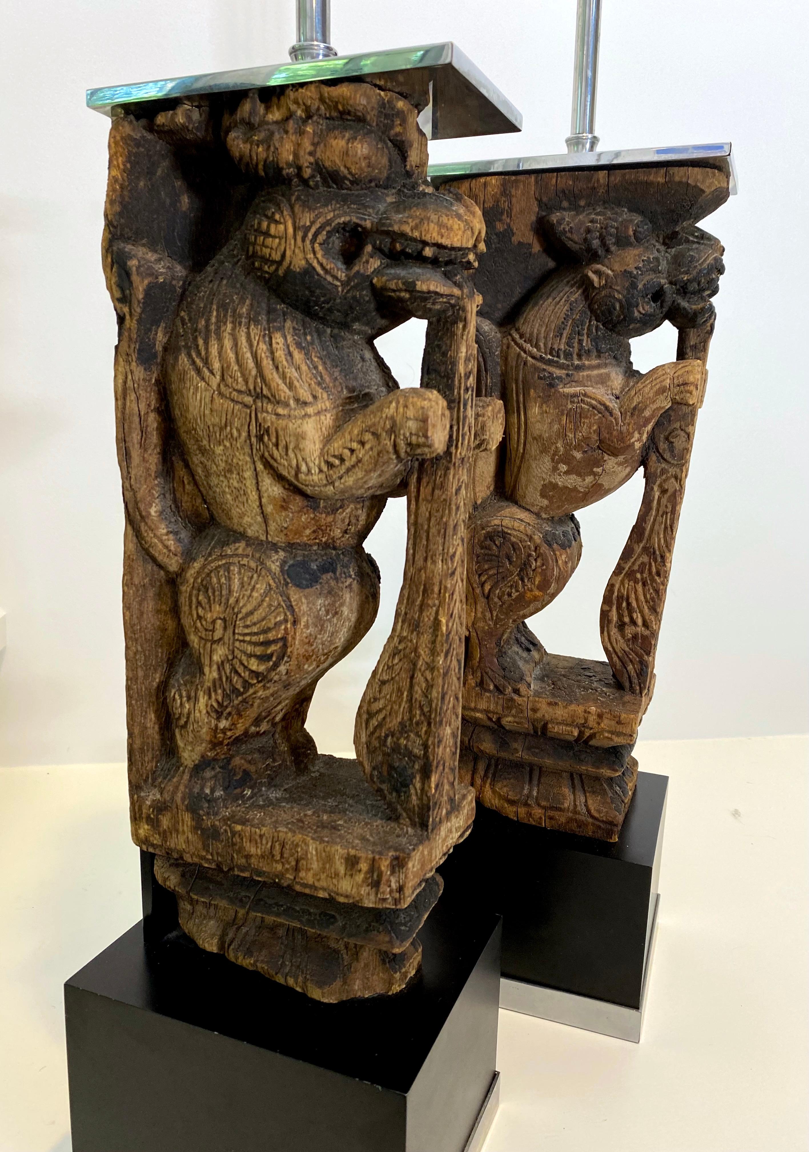 Paire de lampes de bureau avec lions de temple sculptés à la main et montés en nickel en vente 2