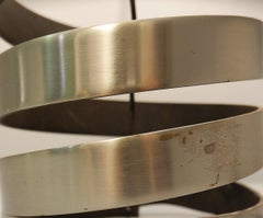 Paire de lampes de bureau avec base héraldique en acier brossé de Jacques Charpentier