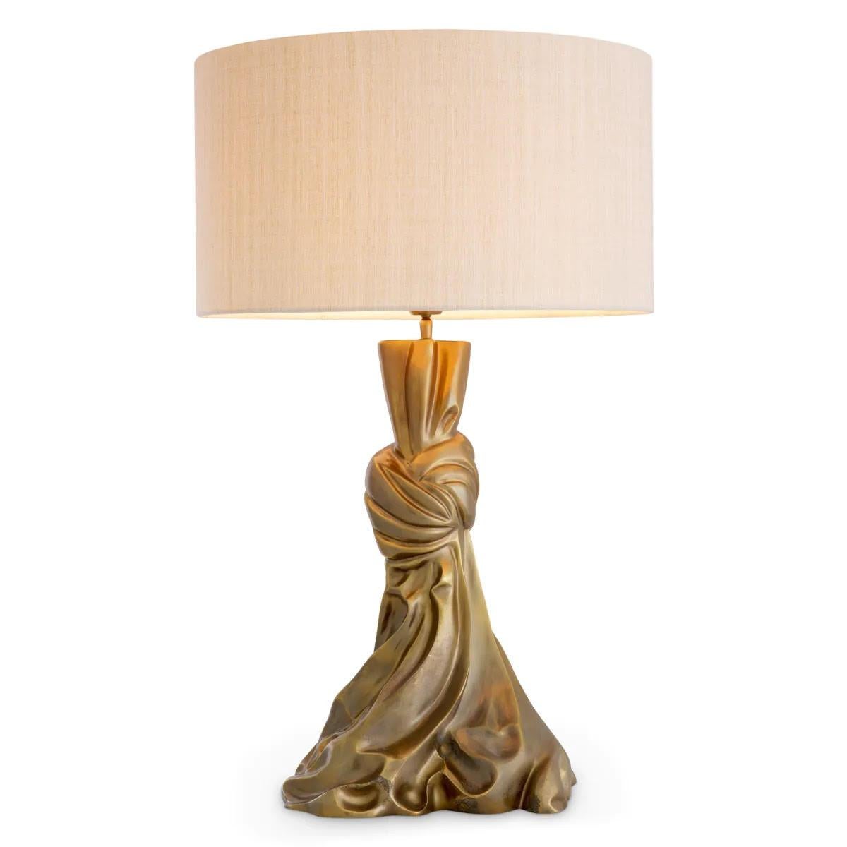 Paire de lampes de table en laiton patiné, abat-jour en lin. 

Une paire de lampes de table dont la silhouette ressemble à un tissu noué, associé parfaitement à l'abat-jour en lin respectueux de l'environnement. Ce mélange harmonieux de luxe durable