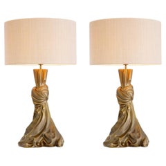 Coppia di lampade da tavolo con colore dell'ottone patinato e paralume in lino.