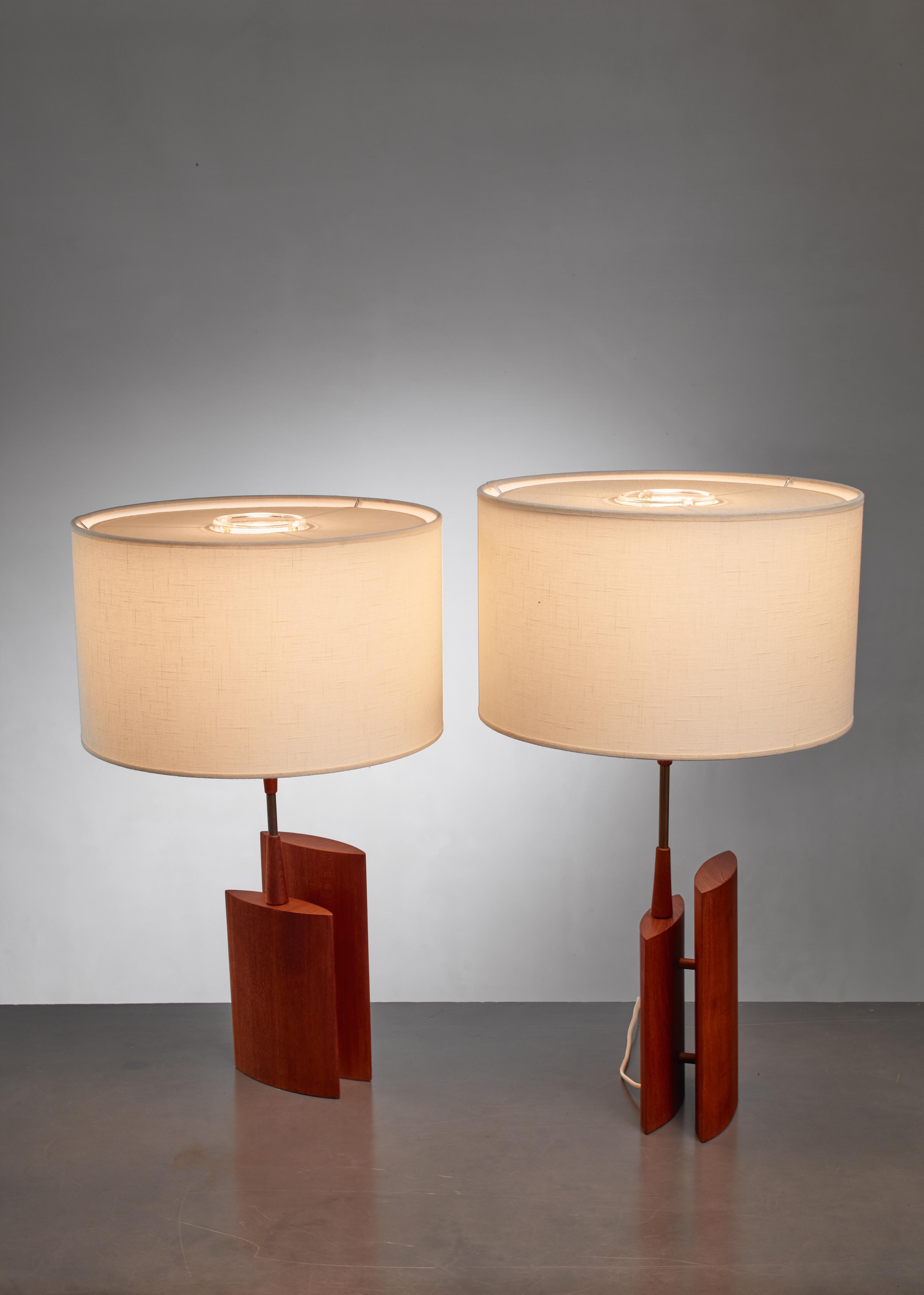 Scandinavian Modern Pair of Table Lamps with Two Ellipsoid Wood Parts and Brass Stem, Denmark, 1960s For Sale