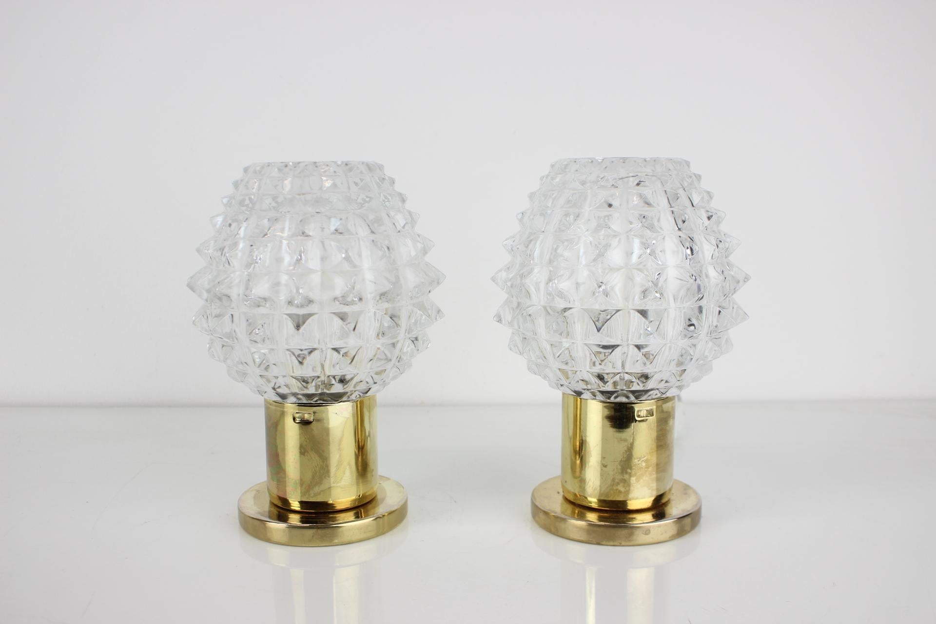 Hergestellt in der Tschechoslowakei
Hergestellt aus Glas, Messing
Guter Originalzustand
Inklusive US-Adapter.