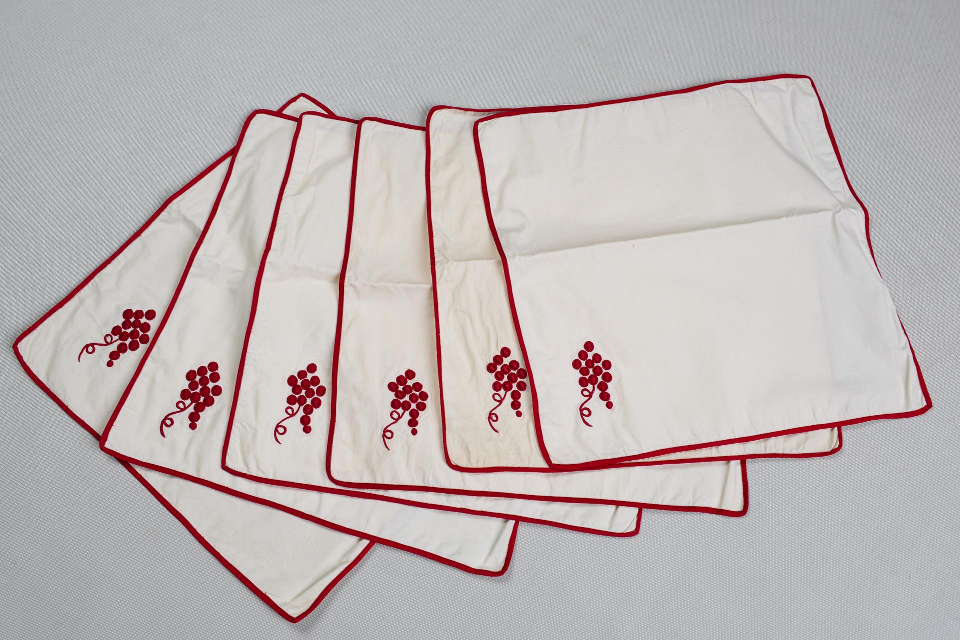 Ein Paar Tischdecken „oder andere“ mit roter Stickerei im Angebot 2