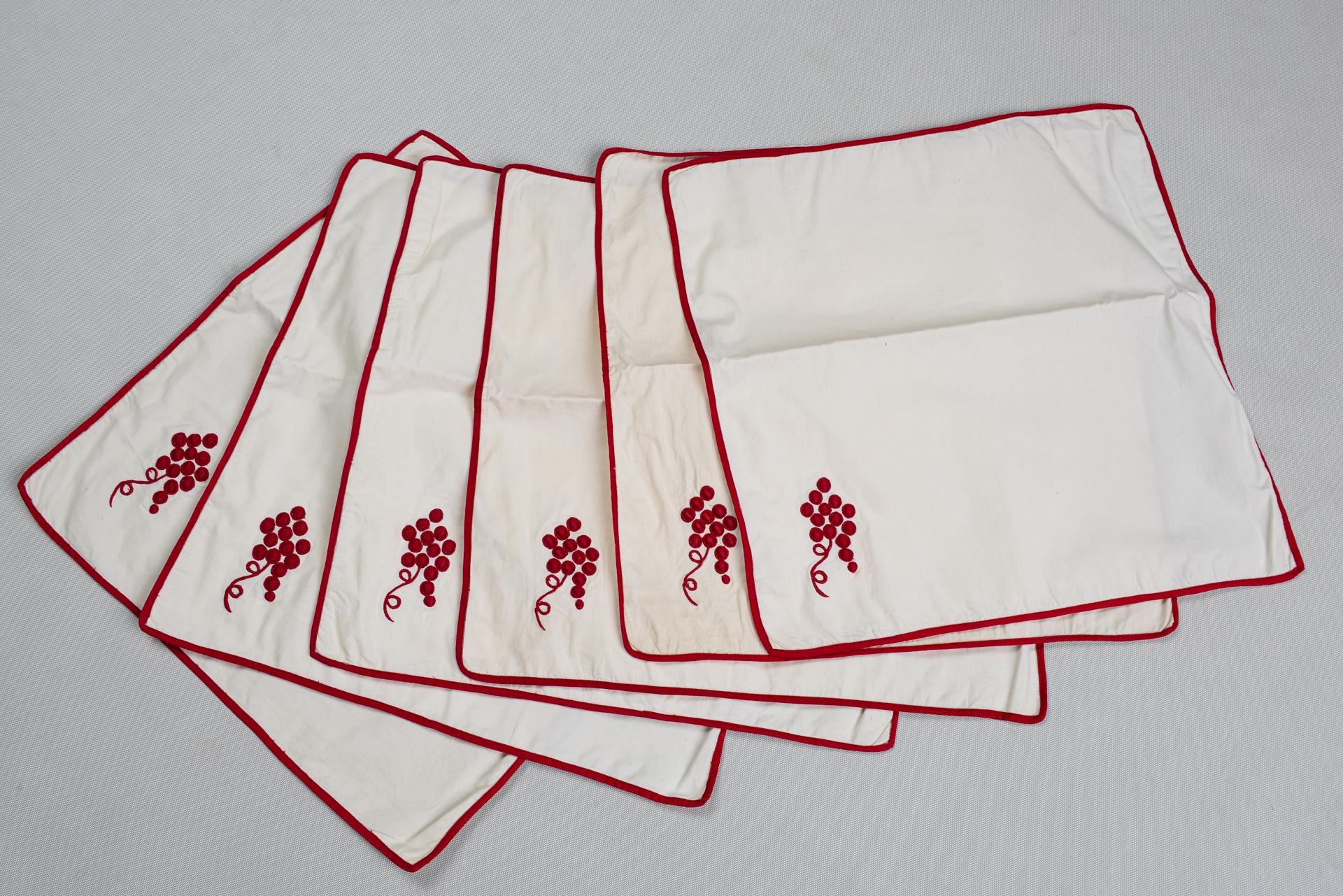 Paire de toiles de table « ou autre » avec broderie rouge en vente 2