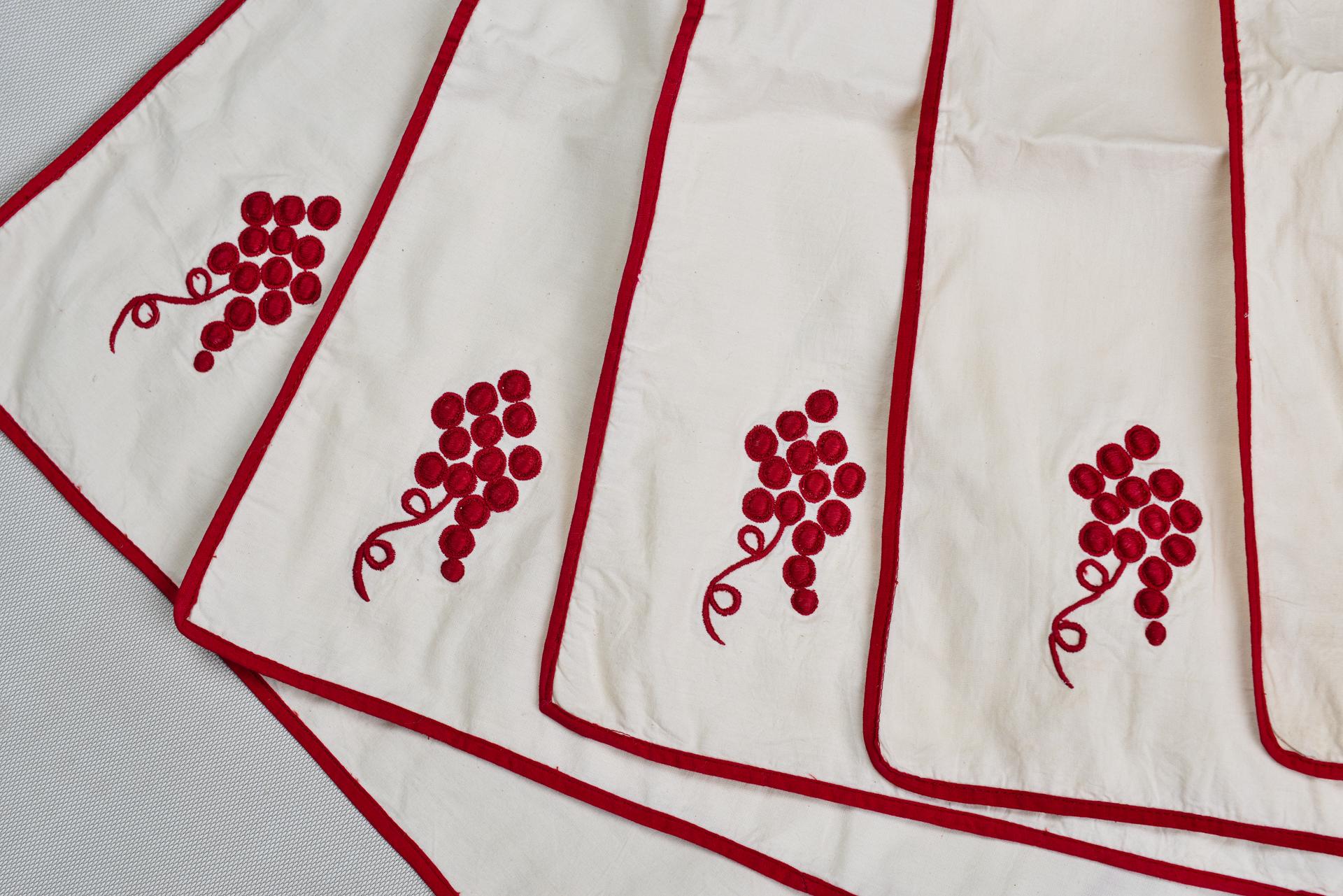 Ein Paar Tischdecken „oder andere“ mit roter Stickerei im Angebot 3