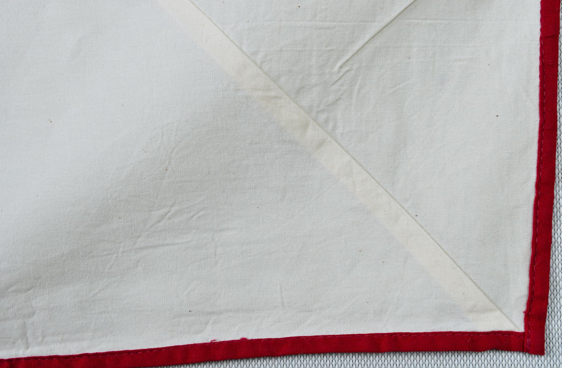 XXIe siècle et contemporain Paire de toiles de table « ou autre » avec broderie rouge en vente