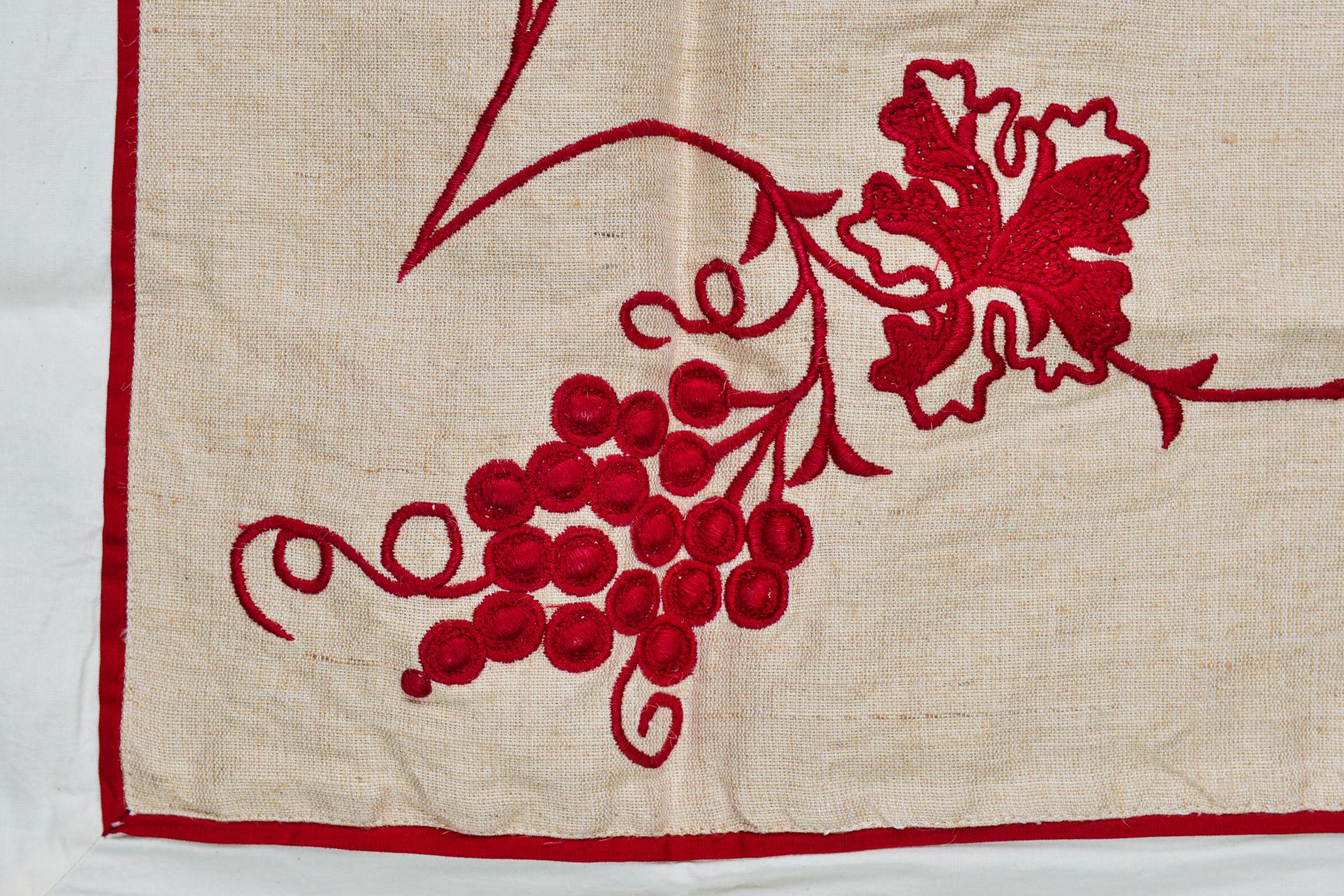 Ein Paar Tischdecken „oder andere“ mit roter Stickerei (Baumwolle) im Angebot