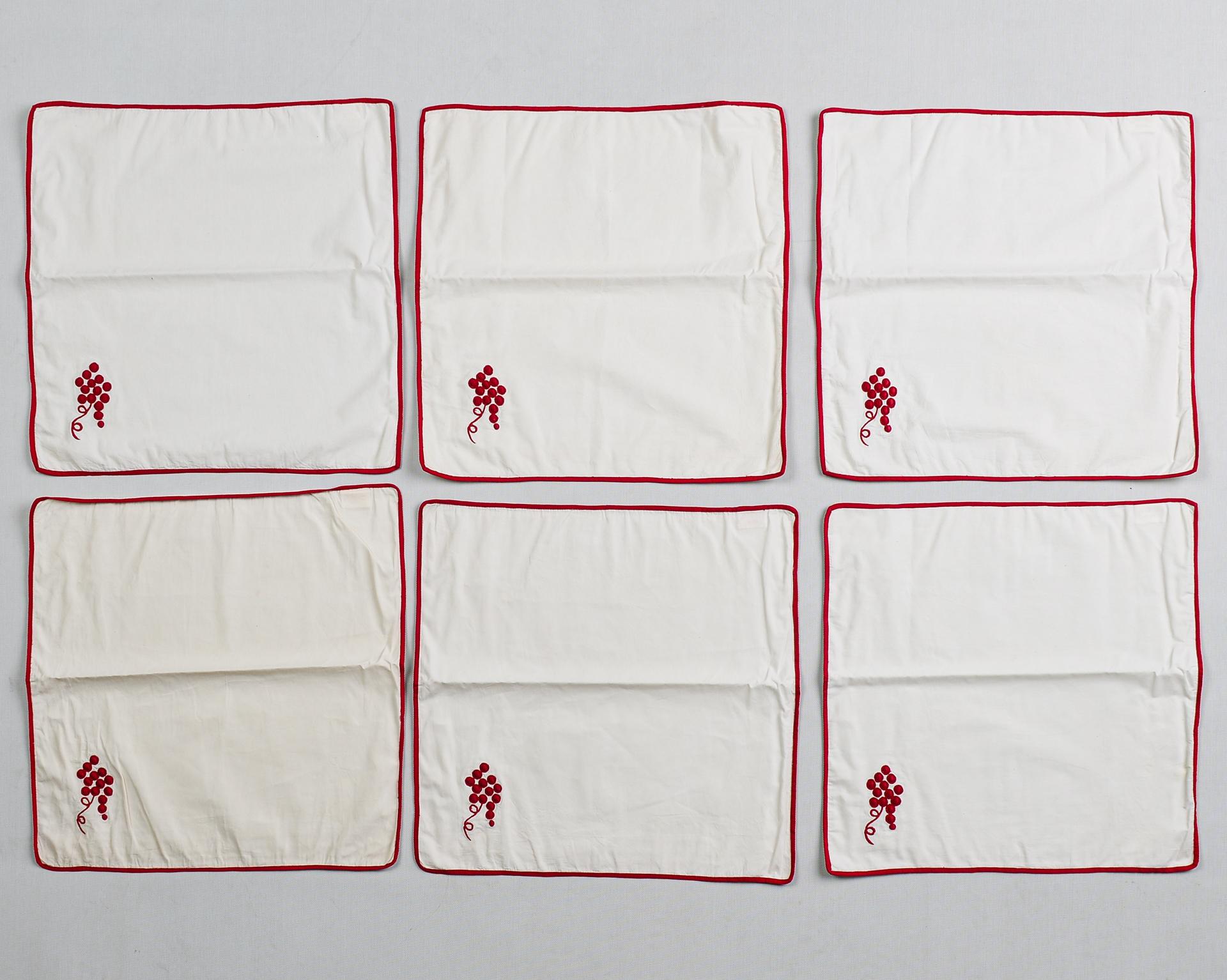 Ein Paar Tischdecken „oder andere“ mit roter Stickerei im Angebot 1