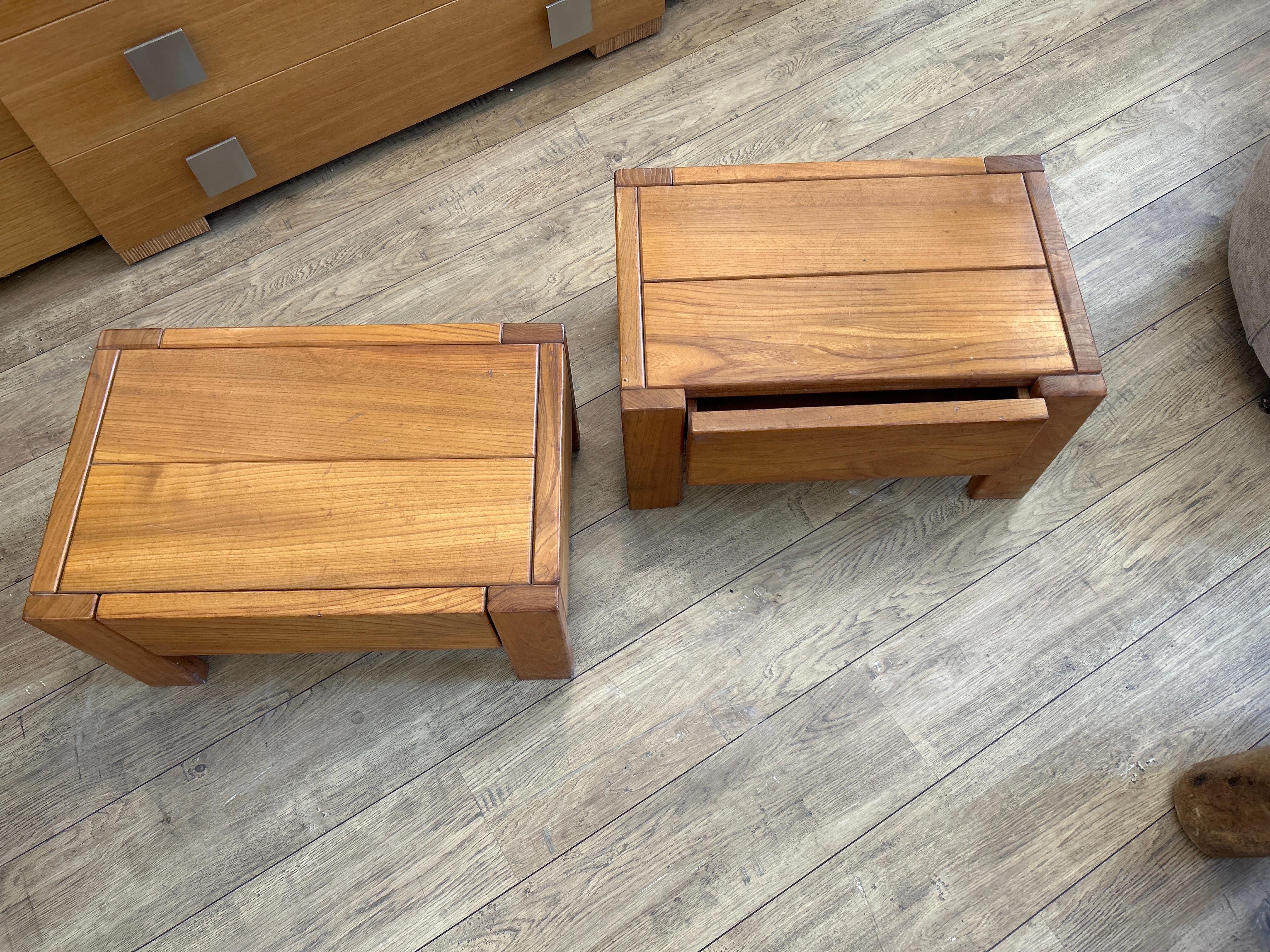 Coppia di tavoli con cassetti caratteristici del lavoro della Maison Regain, iconico produttore di mobili francese degli anni '70 e '80, oggi molto ricercato nel mondo dell'arredamento.
Stile e design:
Questi tavolini (o tavolini da salotto)