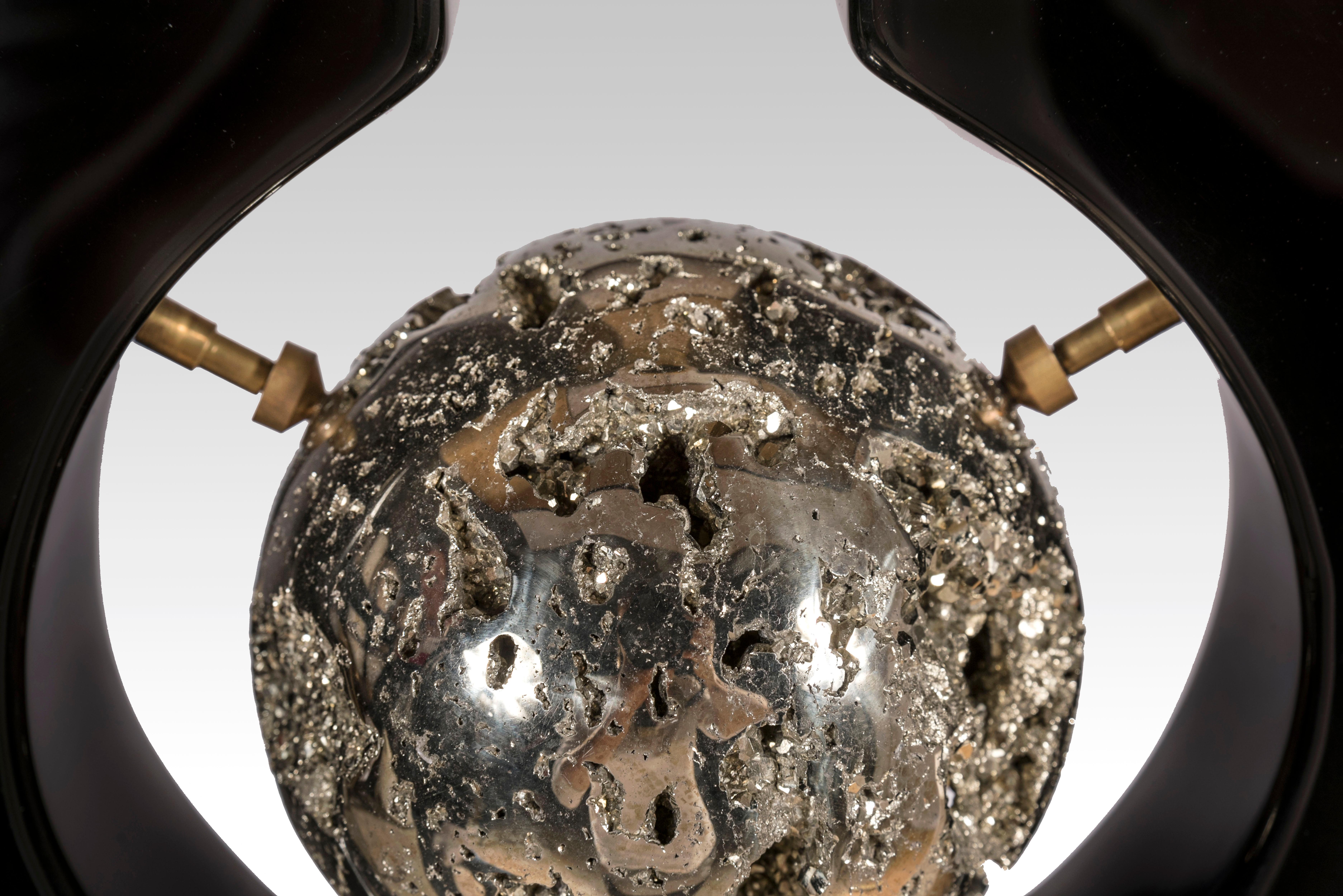 Paire de lampes de bureau en résine noire et sphère en pyrite par Stan Usel en vente 3