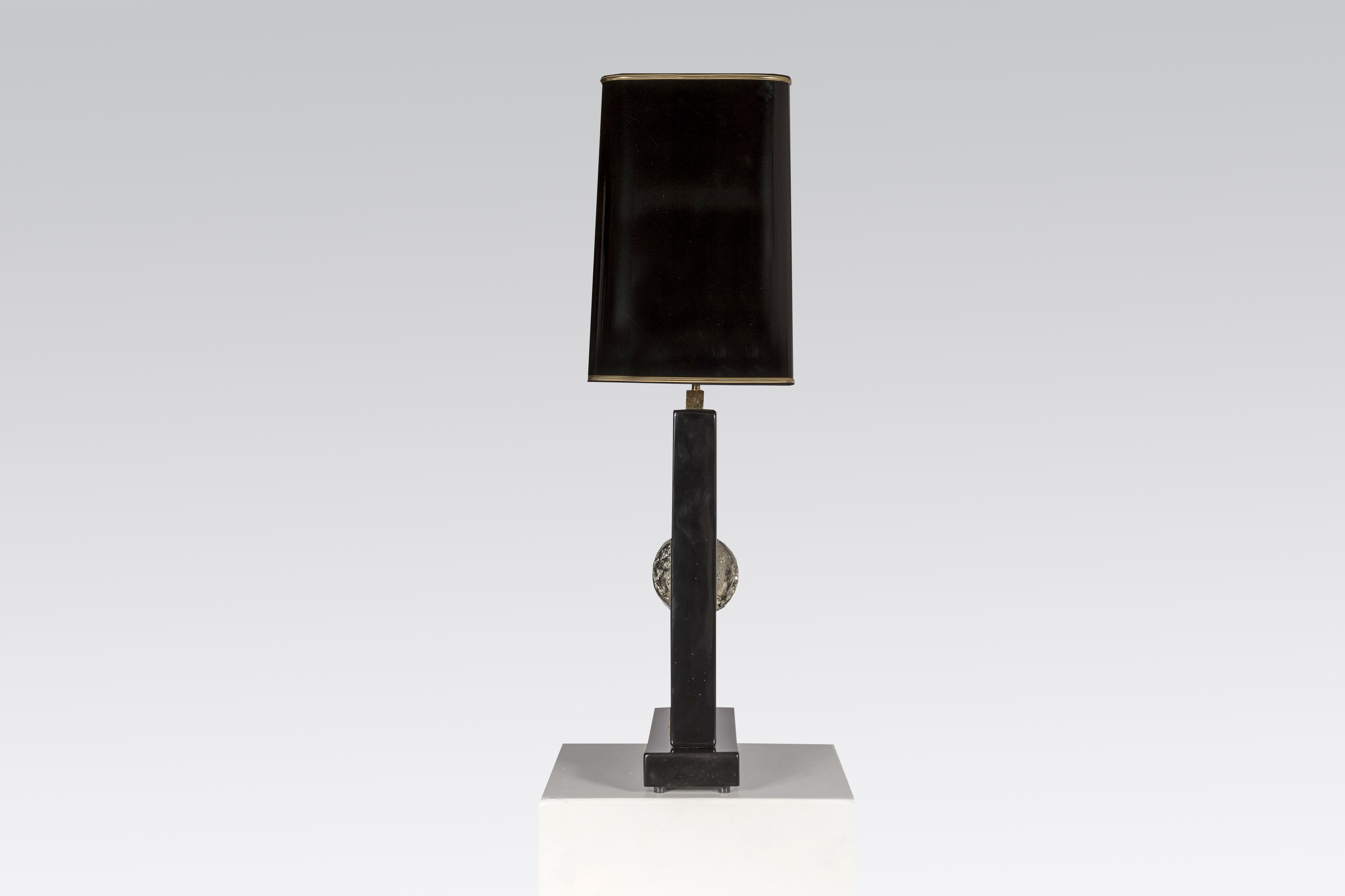 Belge Paire de lampes de bureau en résine noire et sphère en pyrite par Stan Usel en vente
