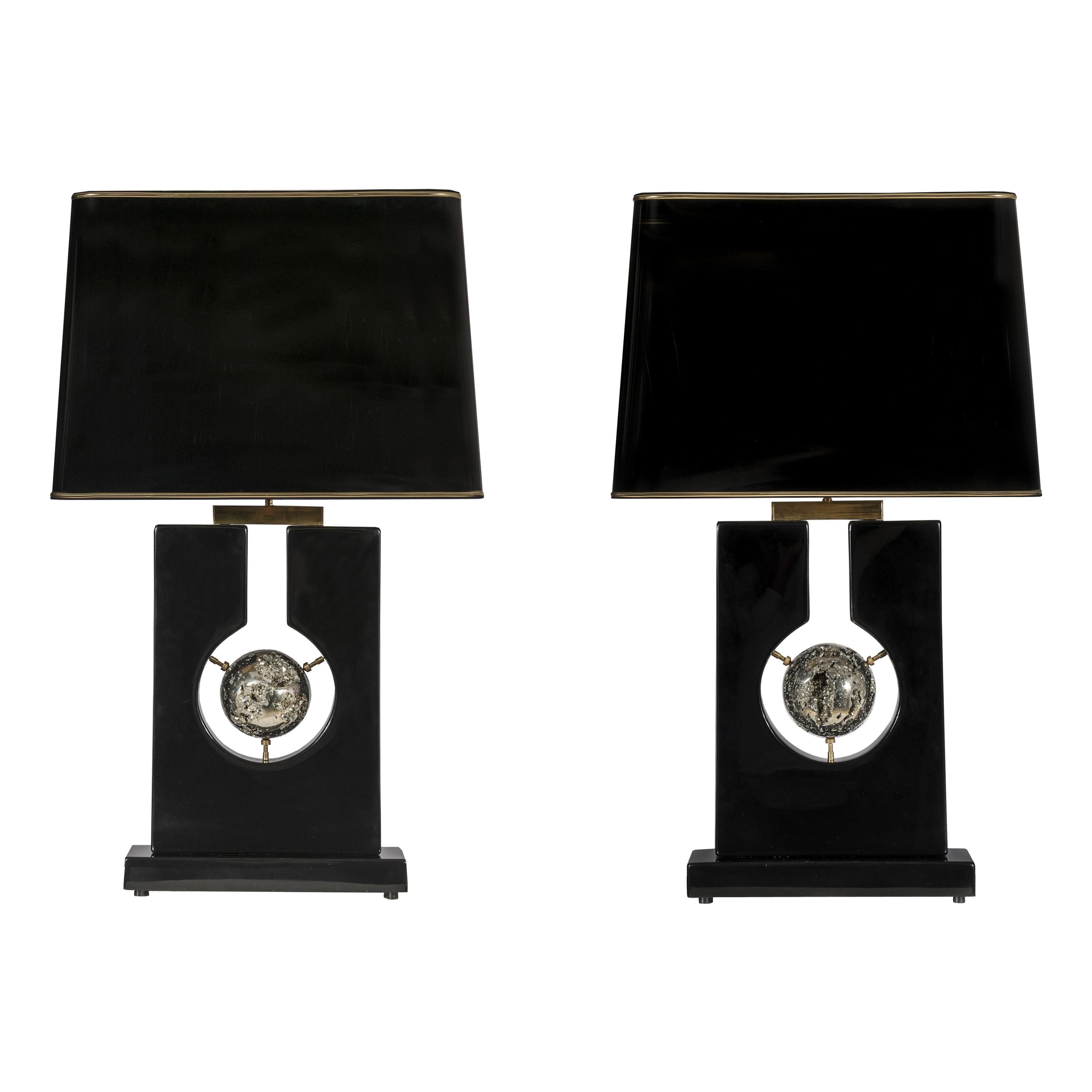 Paar Tischlampen, Lampen aus schwarzem Harz und Pyritkugel von Stan Usel im Angebot