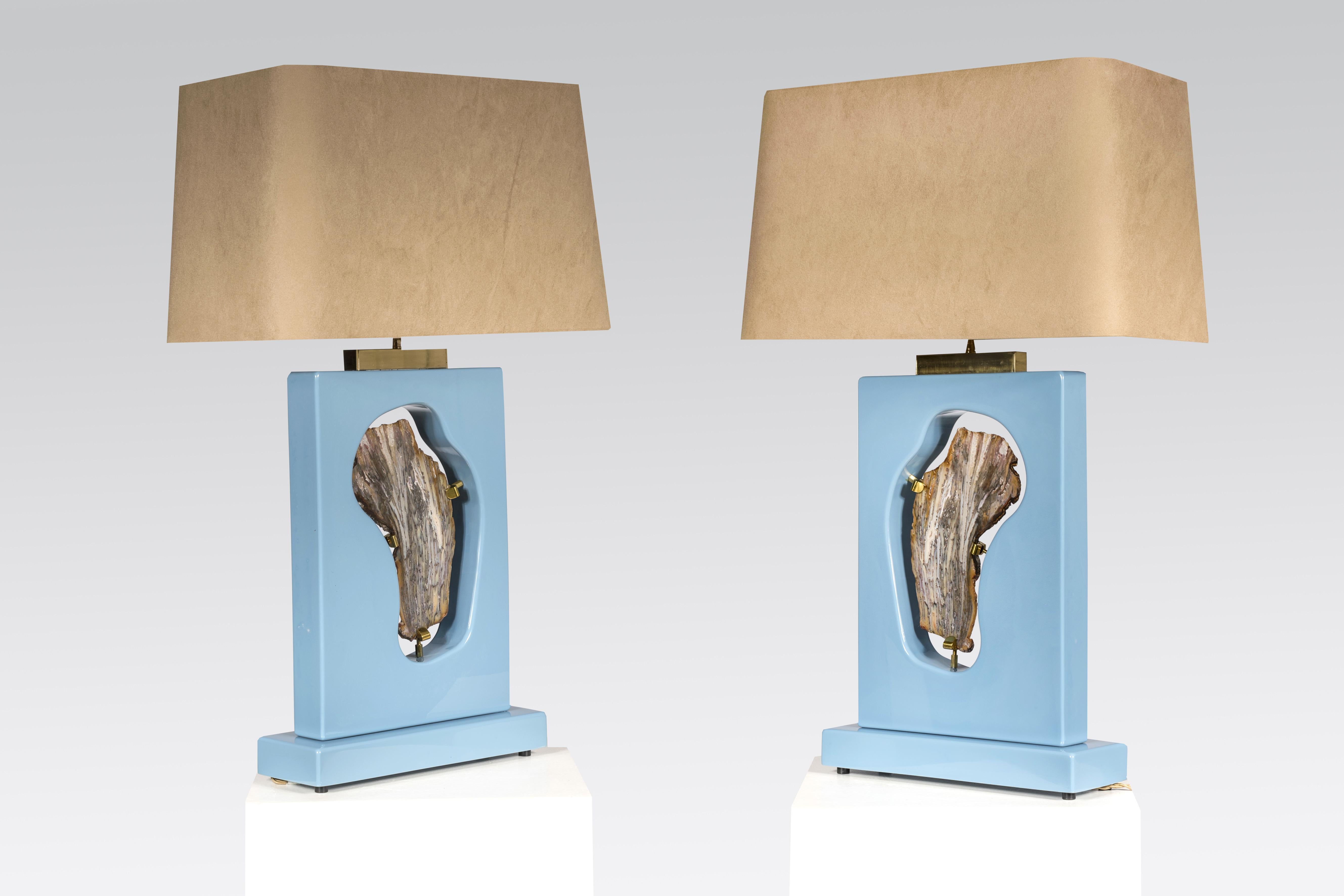 Dieses Paar blauer Tischlampen aus Harz wurde von Stan Usel nach Maß gefertigt und mit einem Achat-Edelstein verziert. Links und rechts. Außergewöhnliche Handwerkskunst und maßgeschneiderte Möbel. Diese originellen und einzigartigen Stücke sind vom