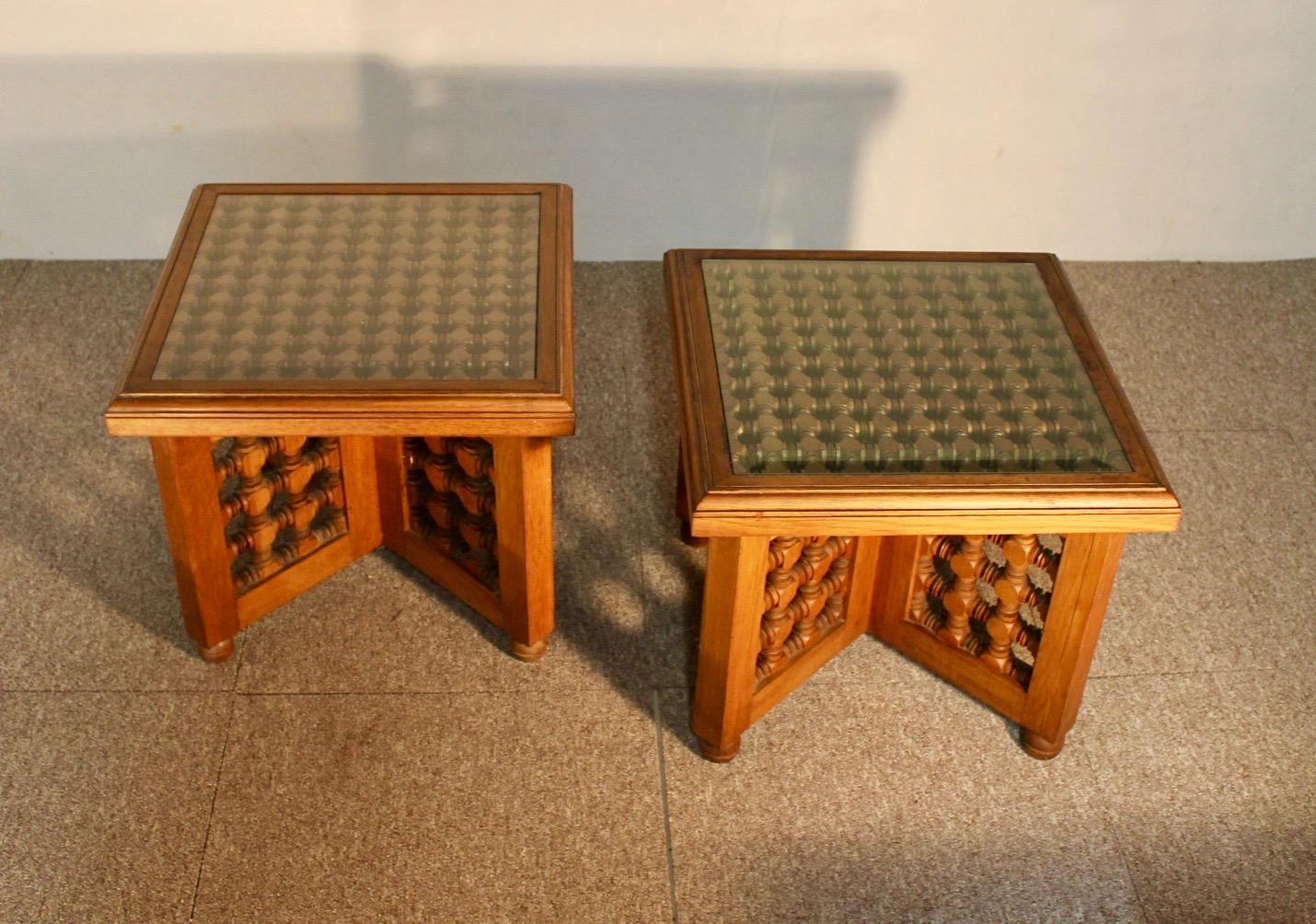 Pair of tables, rabié fly, wood, bevelled glass top. Side tables, bedside tables that are out of the ordinary.
Very charming.
Work from the 70s, Moroccan during colonization.