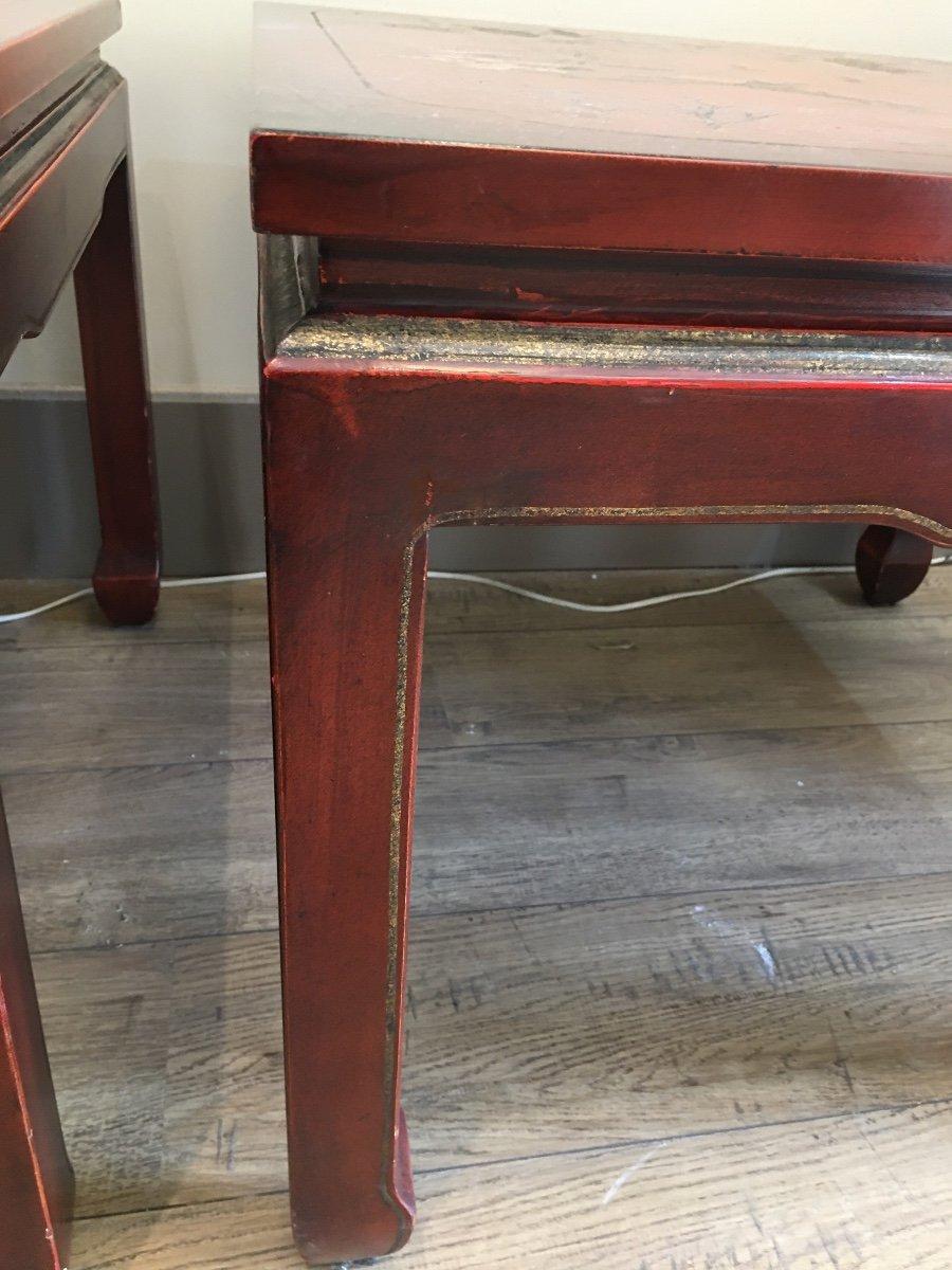 Pair of tables, end of sofa, in red lacquer with representation of flowers and characters. Provenance China. The work is from the 20th century.