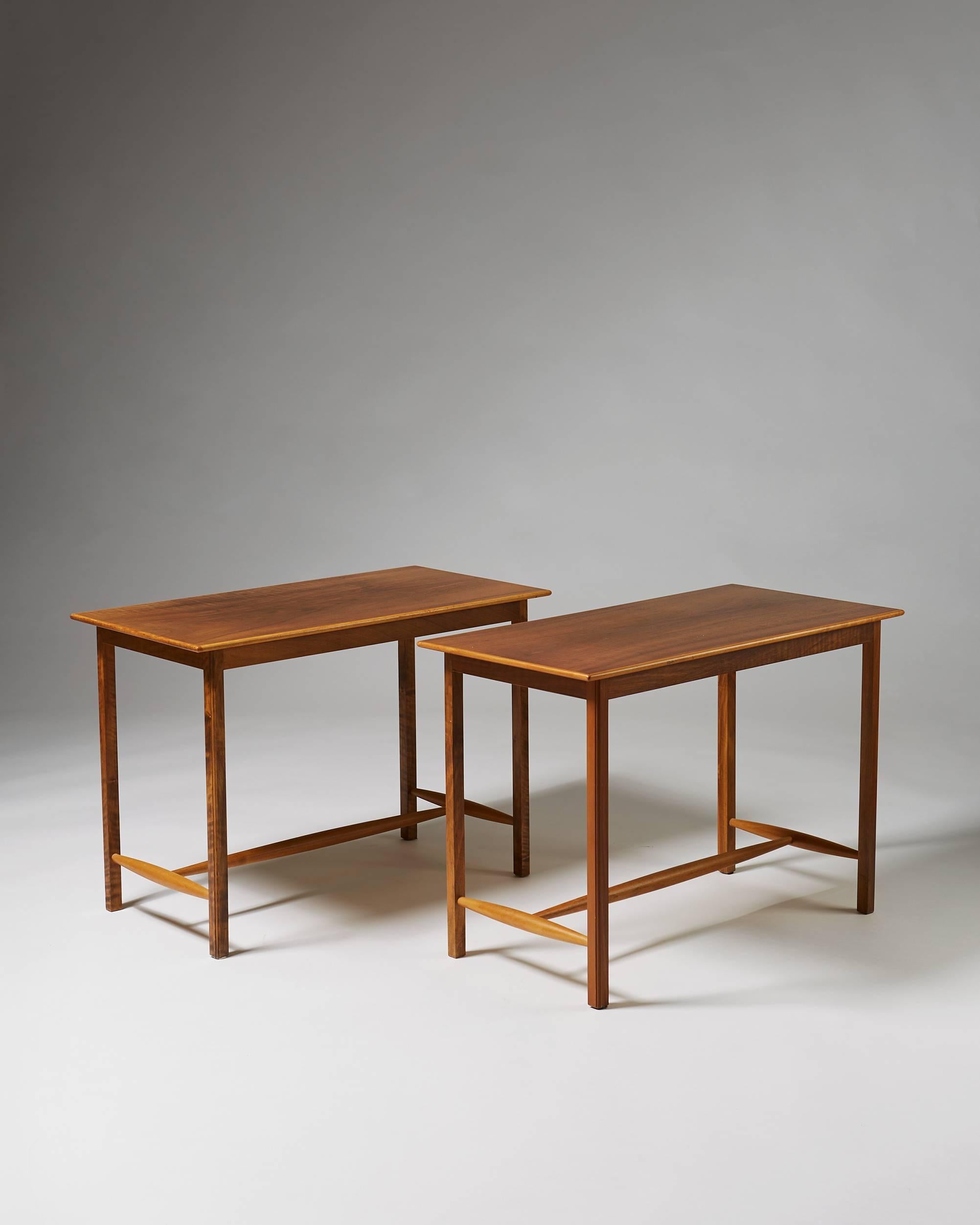 Pair of tables/sideboards designed by Josef Frank for Svenskt Tenn,
Sweden, 1950s.
Walnut veneer and walnut.

 Measure: H 56 cm/ 1' 10 1/4''
 L 80 cm/ 2' 8''
 W 40 cm/ 1' 4 1/4''.