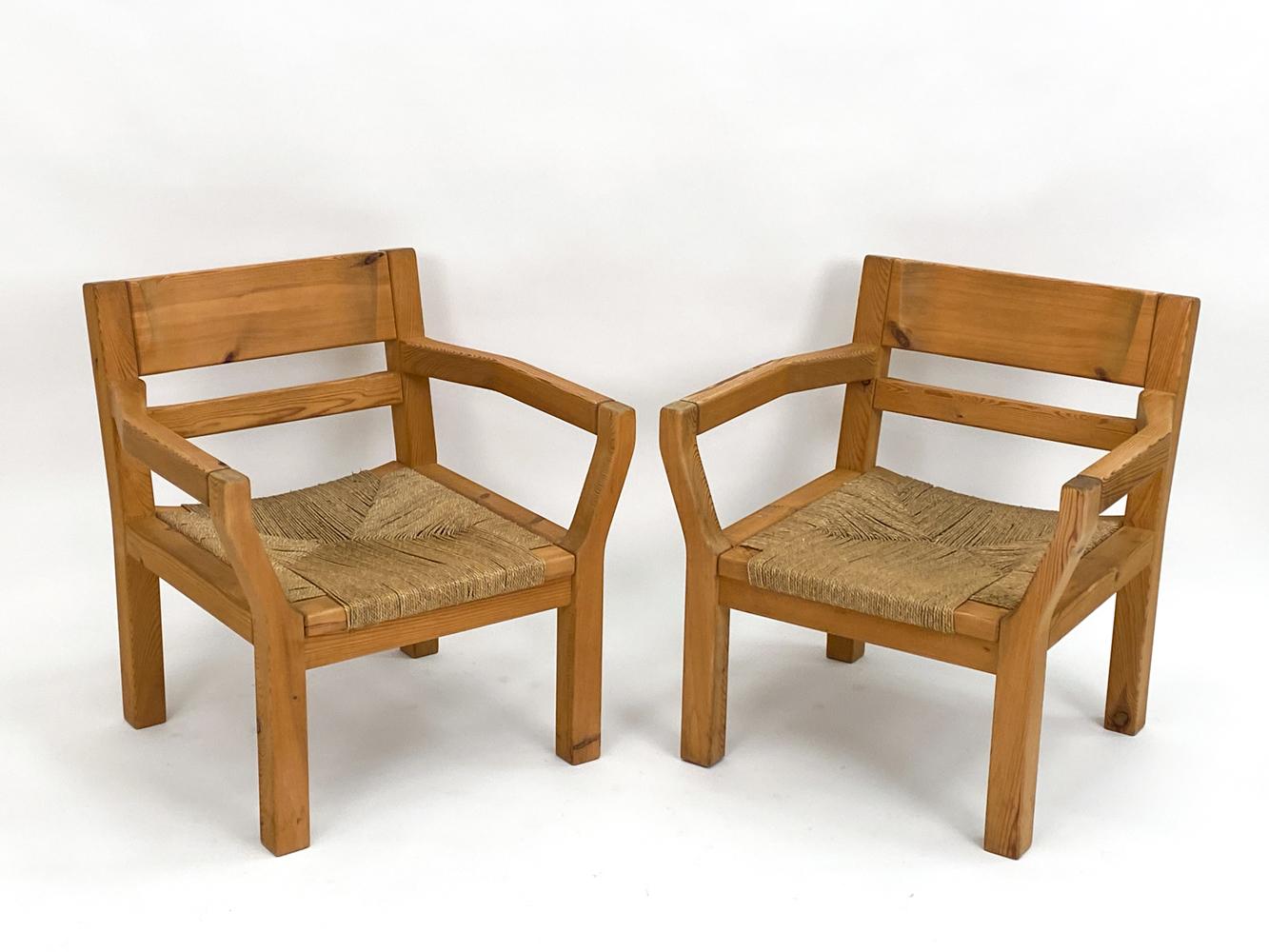 Plongez dans la beauté sereine du design scandinave avec cette paire de chaises longues, fabriquées de main de maître par le célèbre designer Tage Poulsen dans les années 1970. Mariage harmonieux de la nature brute et de l'artisanat humain, ces