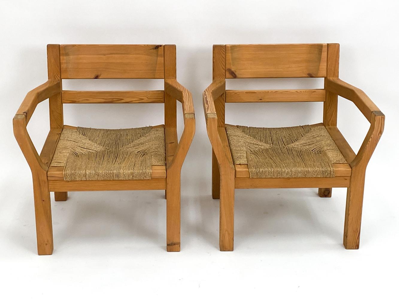 Danois Paire de chaises longues Tage Poulsen en pin et jonc, vers 1970 en vente