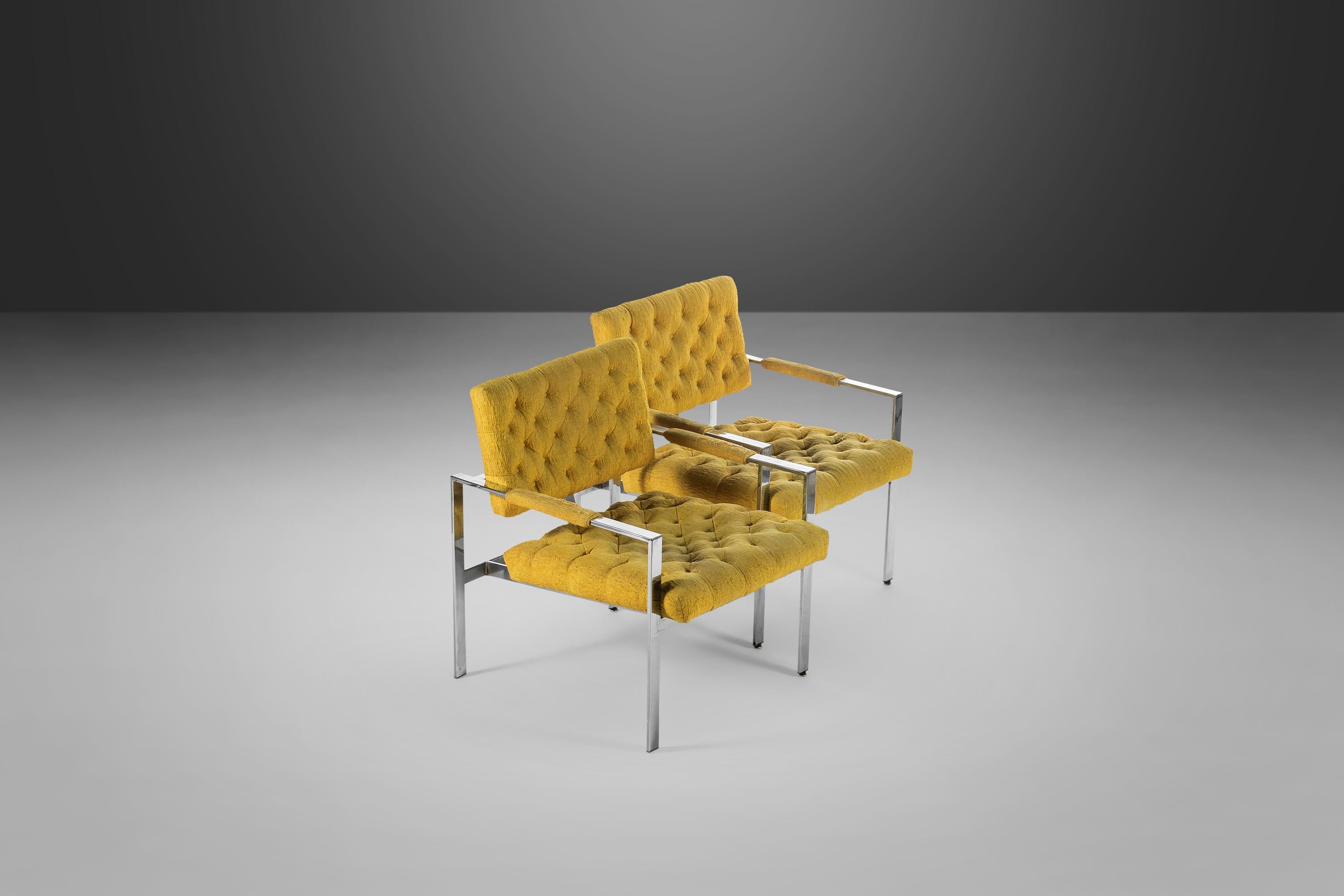 Icónico. Con estilo. Negrita. Estas fabulosas sillas de Milo Baughman son posiblemente algunas de las mejores obras de metal del icónico diseñador. Con sus llamativas líneas austeras, su llamativo tejido de lana amarillo canario y sus brillantes