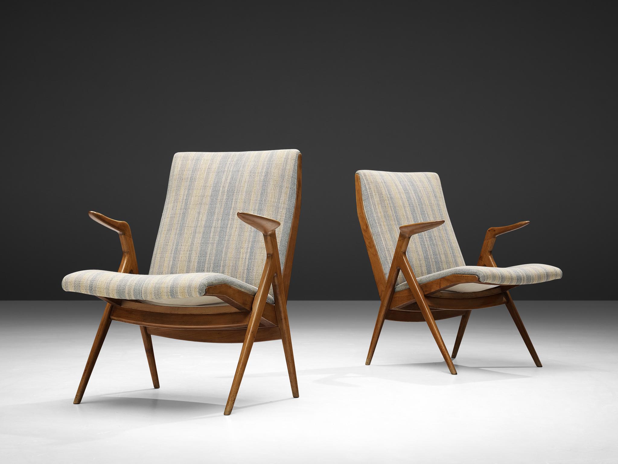 Taichiro Nakay per La Permanente Mobili, sedie da salotto, legno di ciliegio, tessuto, Italia, 1955 

Taichiro Nakay è un designer giapponese di incredibile talento, conosciuto soprattutto per la sua partecipazione al concorso Selettiva del Mobili