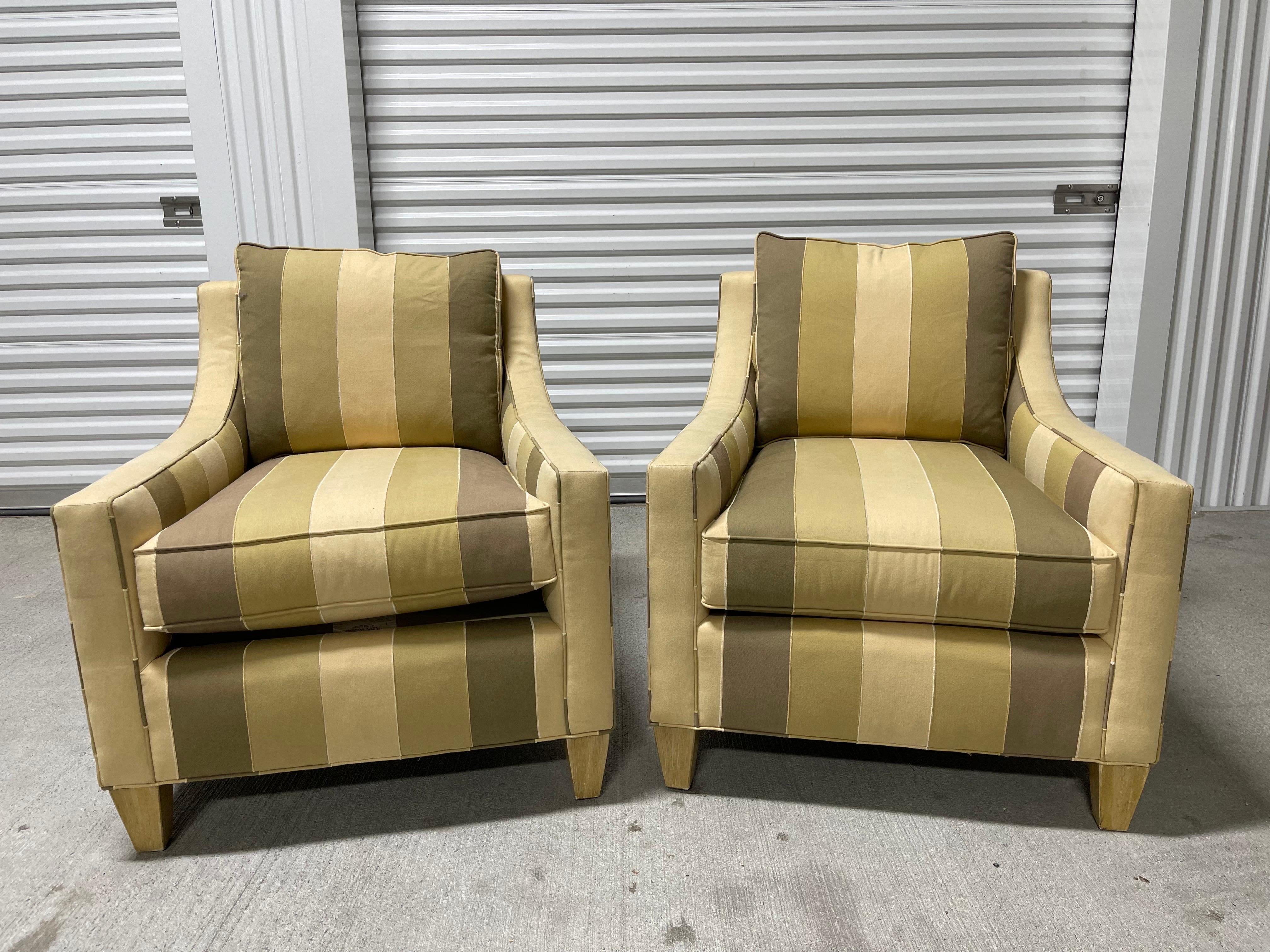 Américain Paire de fauteuils club ajustés, recouverts d'un tissu à rayures, 21e siècle en vente