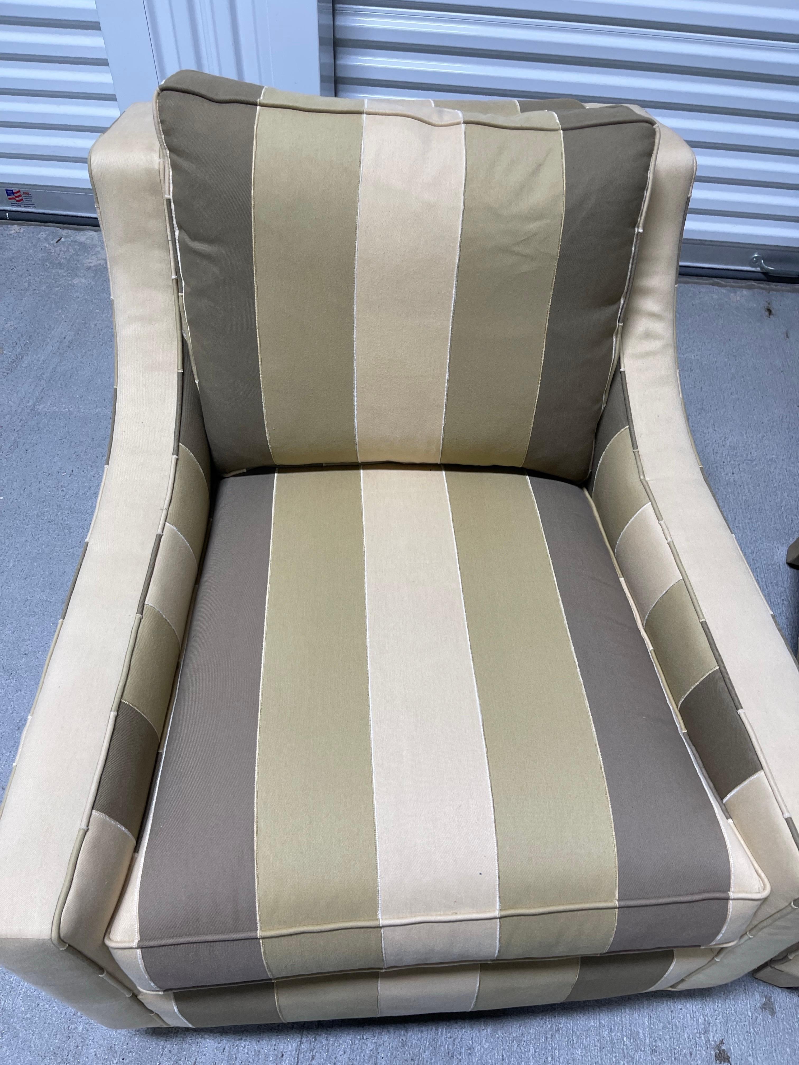 Paire de fauteuils club ajustés, recouverts d'un tissu à rayures, 21e siècle Bon état - En vente à Savannah, GA