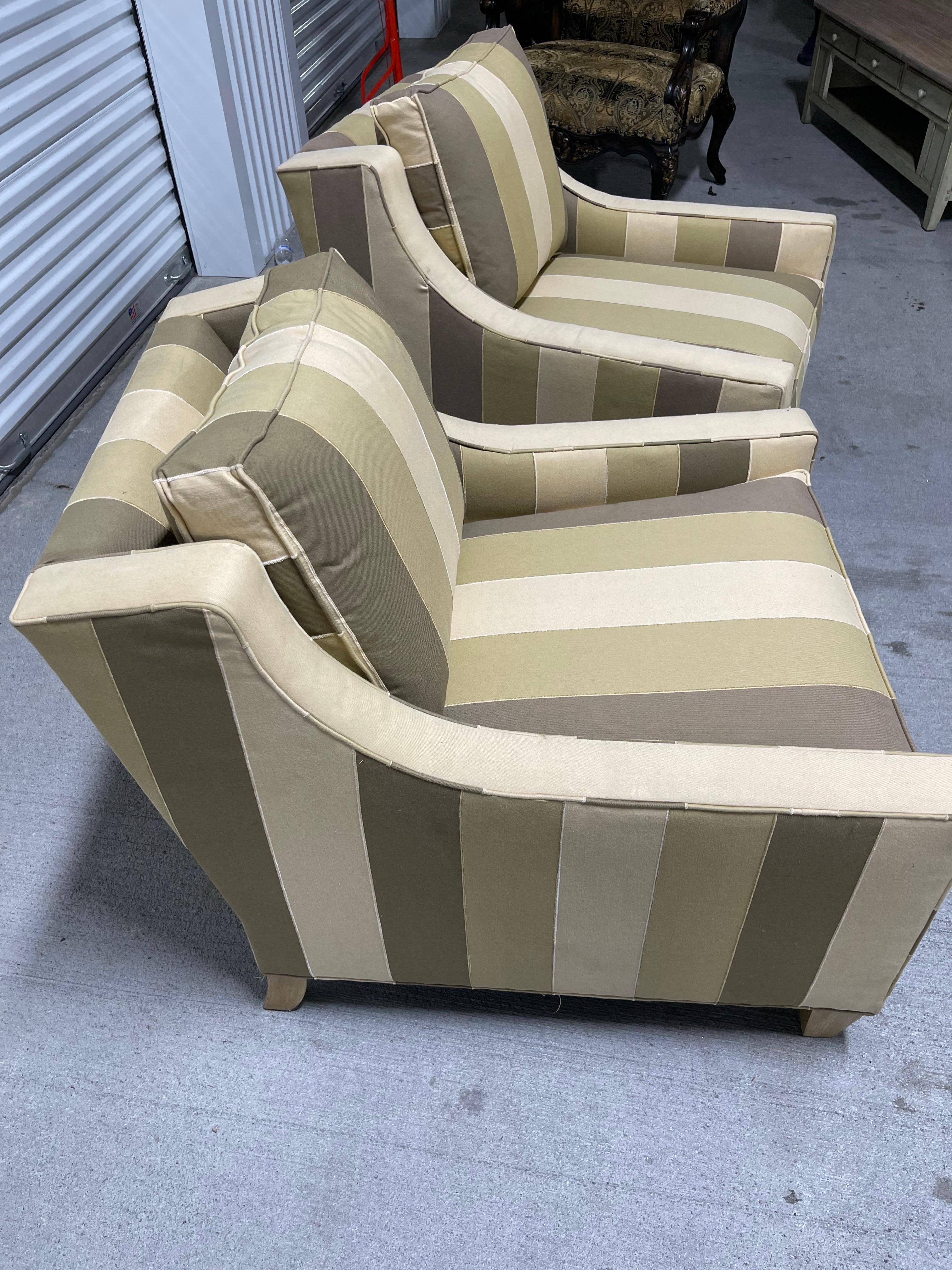 Tissu Paire de fauteuils club ajustés, recouverts d'un tissu à rayures, 21e siècle en vente