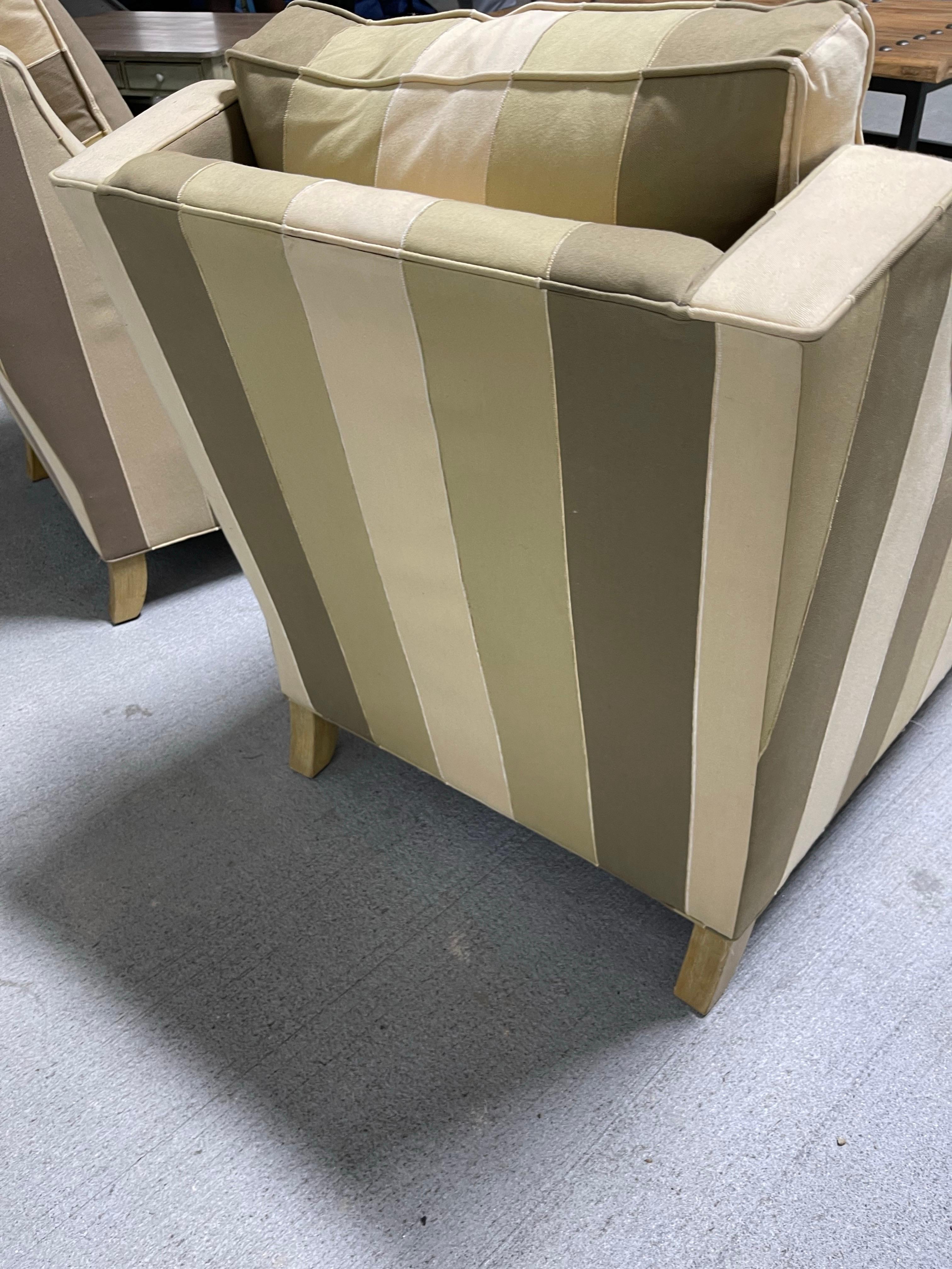 Paire de fauteuils club ajustés, recouverts d'un tissu à rayures, 21e siècle en vente 1