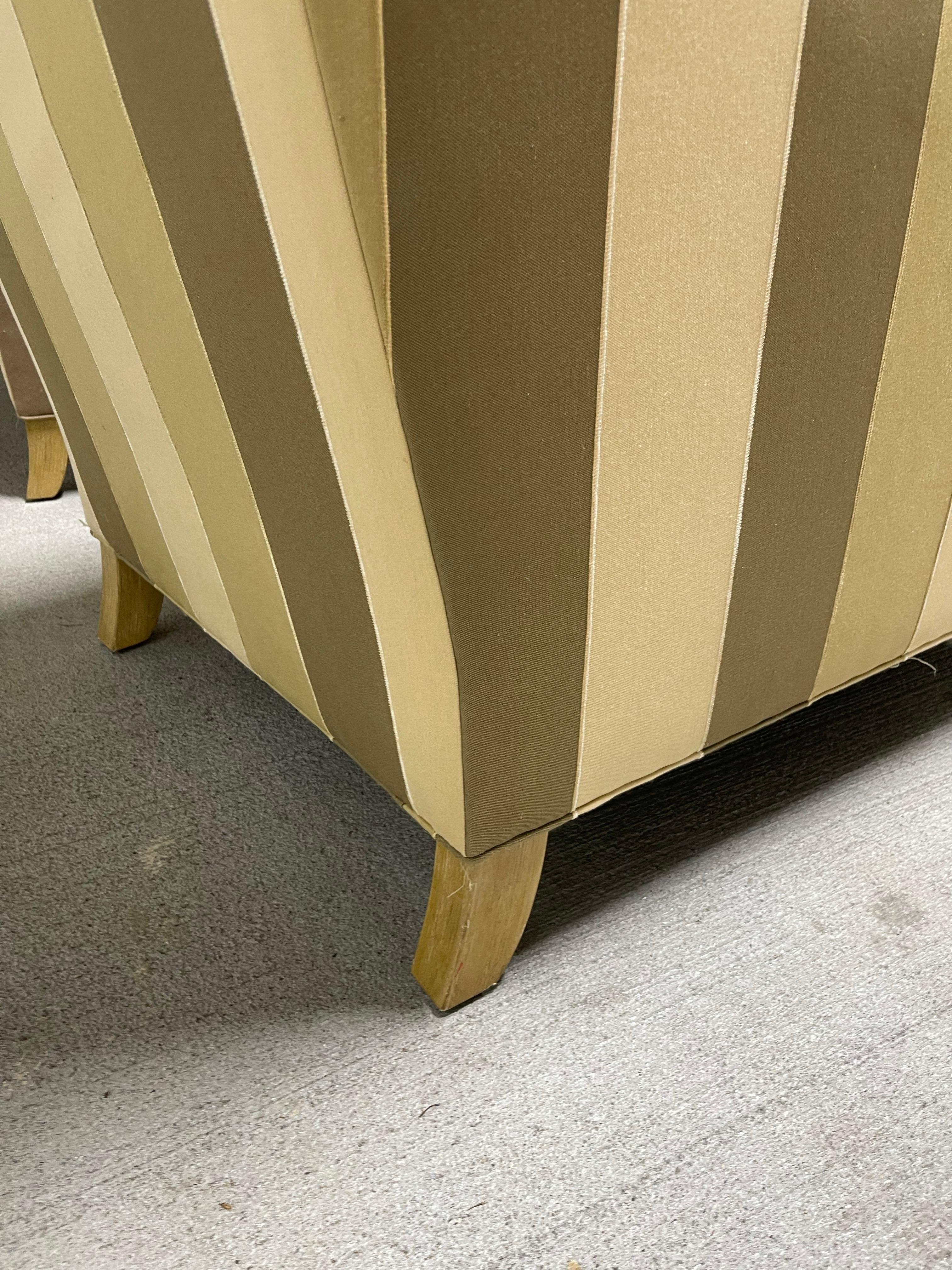 Paire de fauteuils club ajustés, recouverts d'un tissu à rayures, 21e siècle en vente 2