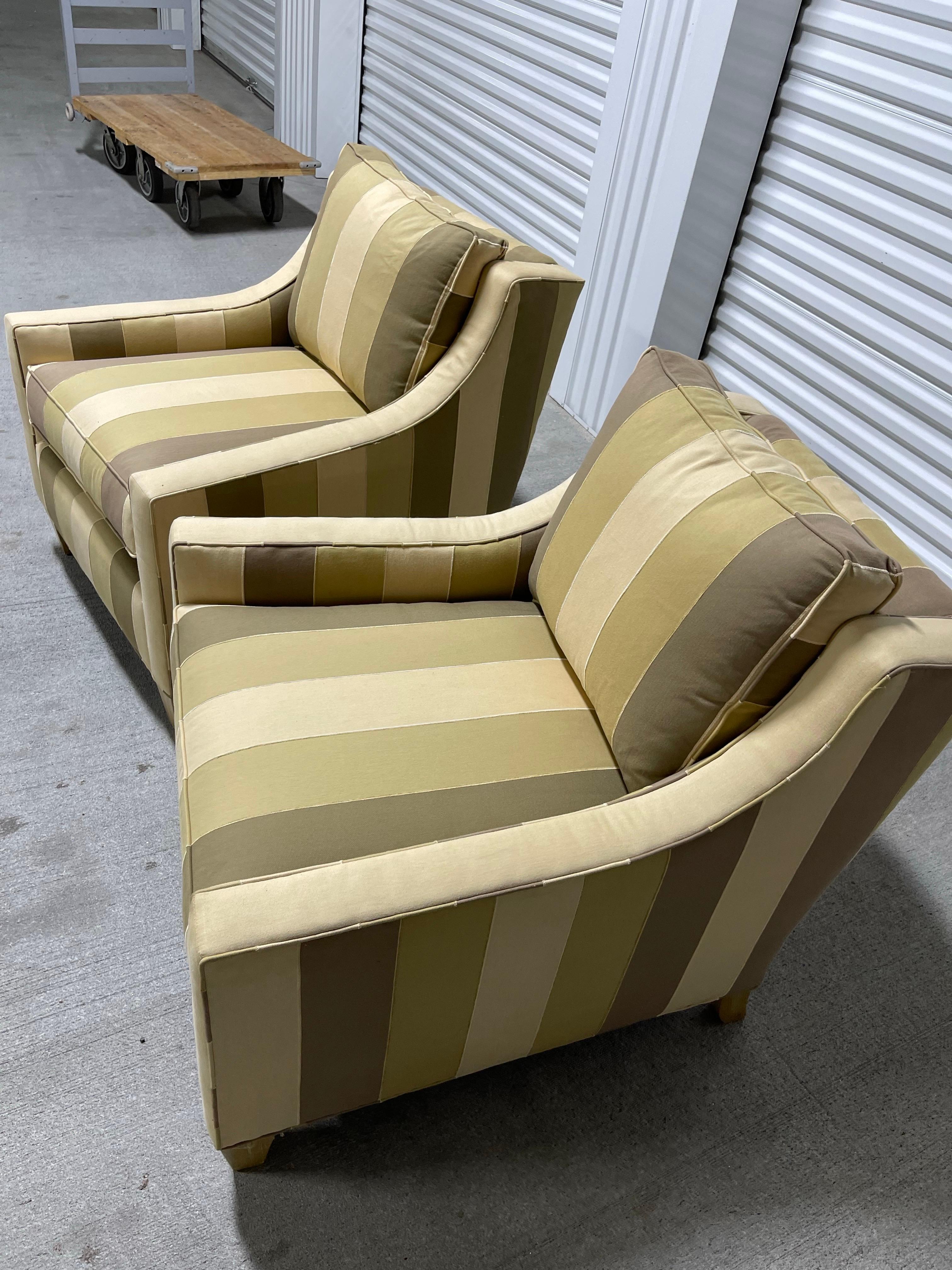 Paire de fauteuils club ajustés, recouverts d'un tissu à rayures, 21e siècle en vente 3