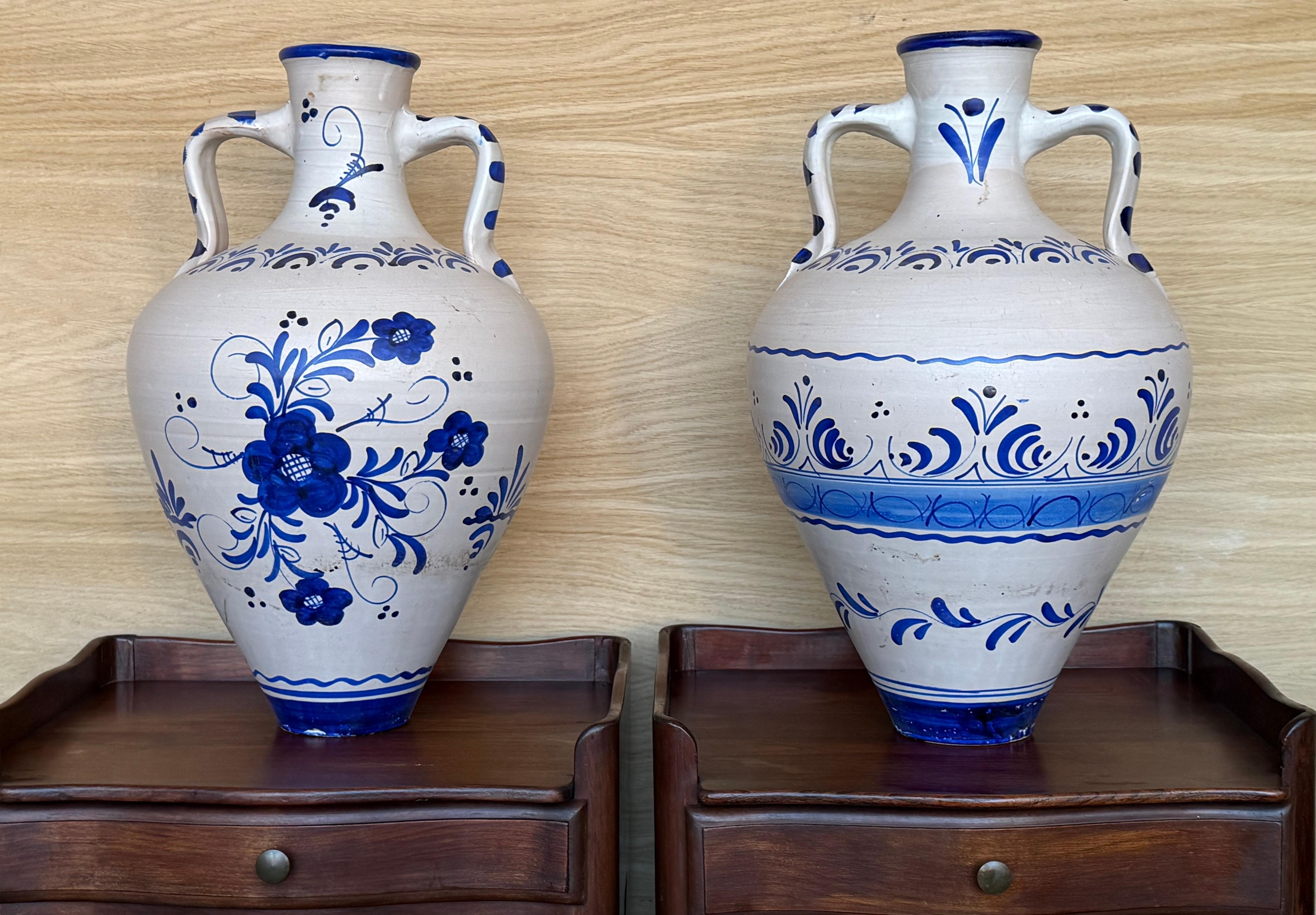 Elegante weiß-blaue Vase aus Talavera. 
Die Talavera ist nicht nur eine einfache bemalte Keramik: Ihre exquisite Dekoration ist das Ergebnis eines delikaten alchemistischen Prozesses, der sich in feinen Emaillen niederschlägt. 
Die Geschichte von