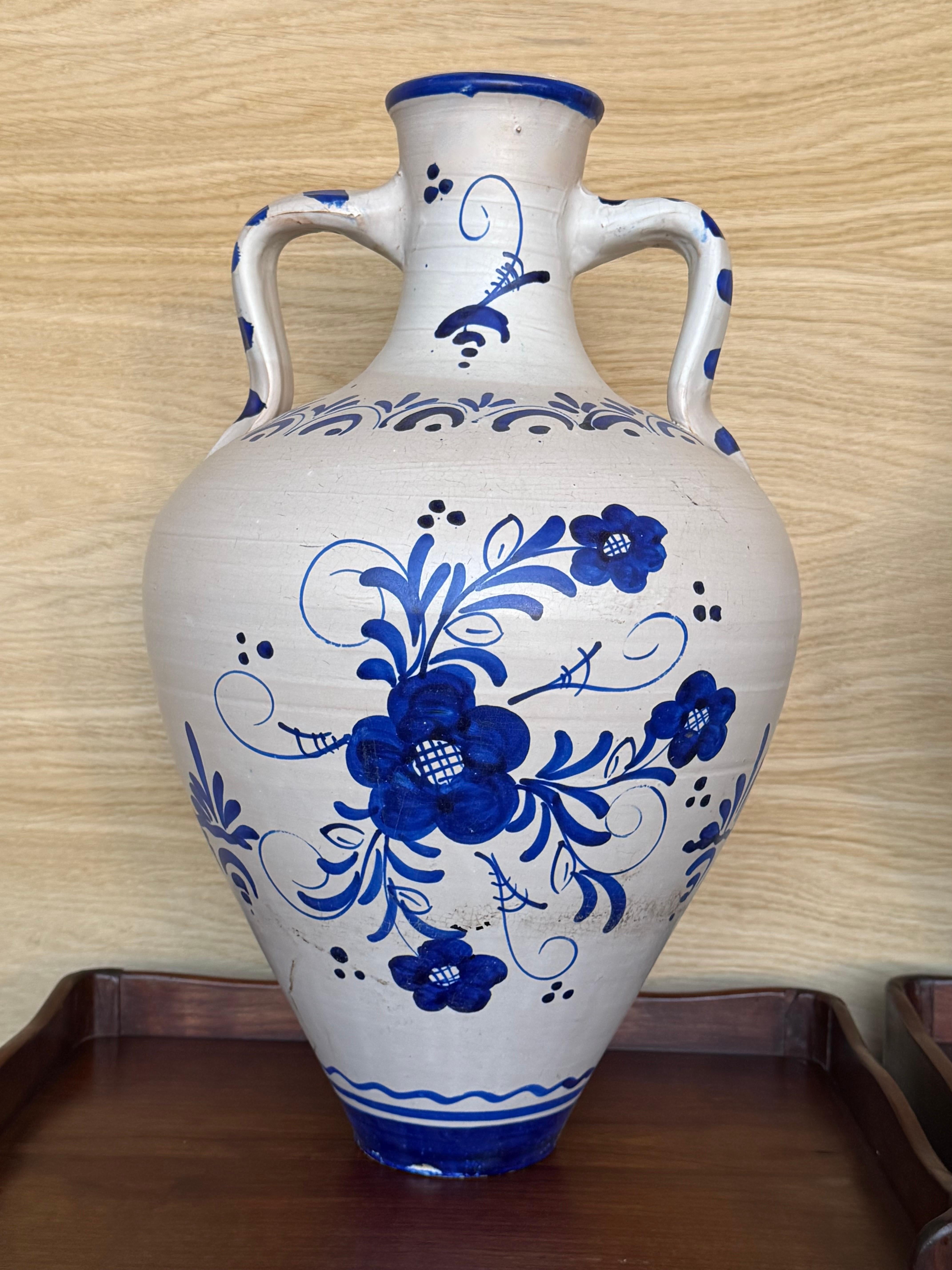 Paar Talavera Dekorative Vase aus Keramik, Blau & Weiß (Spanisch Kolonial) im Angebot