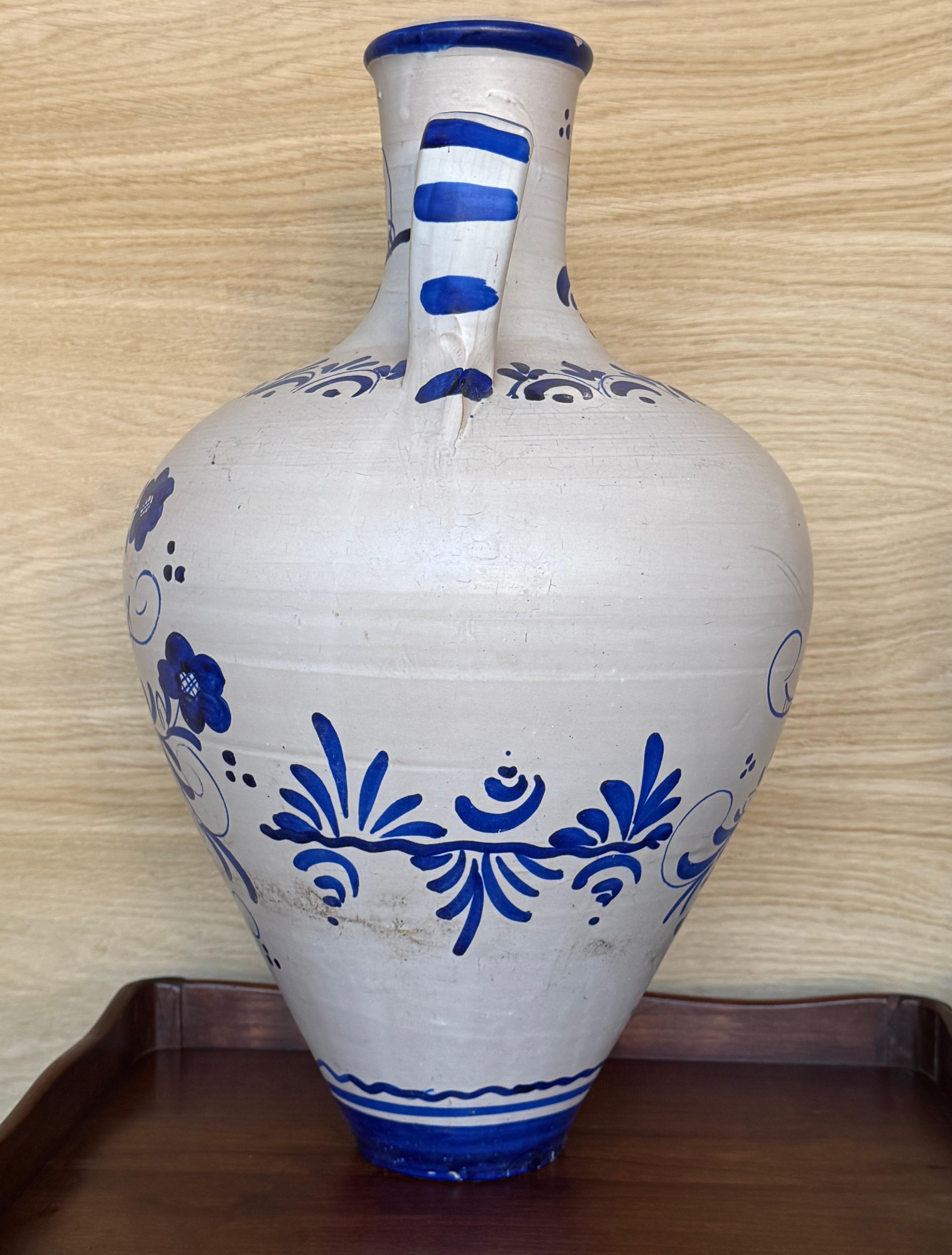 Paar Talavera Dekorative Vase aus Keramik, Blau & Weiß (20. Jahrhundert) im Angebot