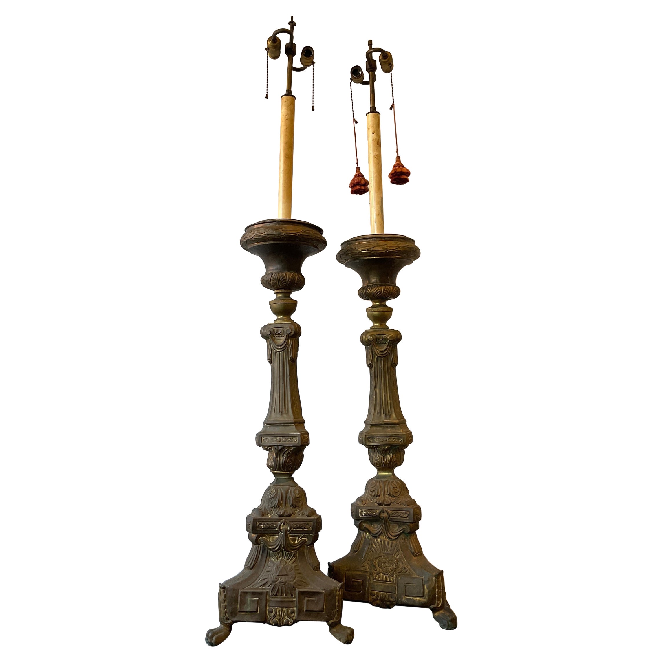 Coppia di lampade a candelabro alte in ottone del 1870