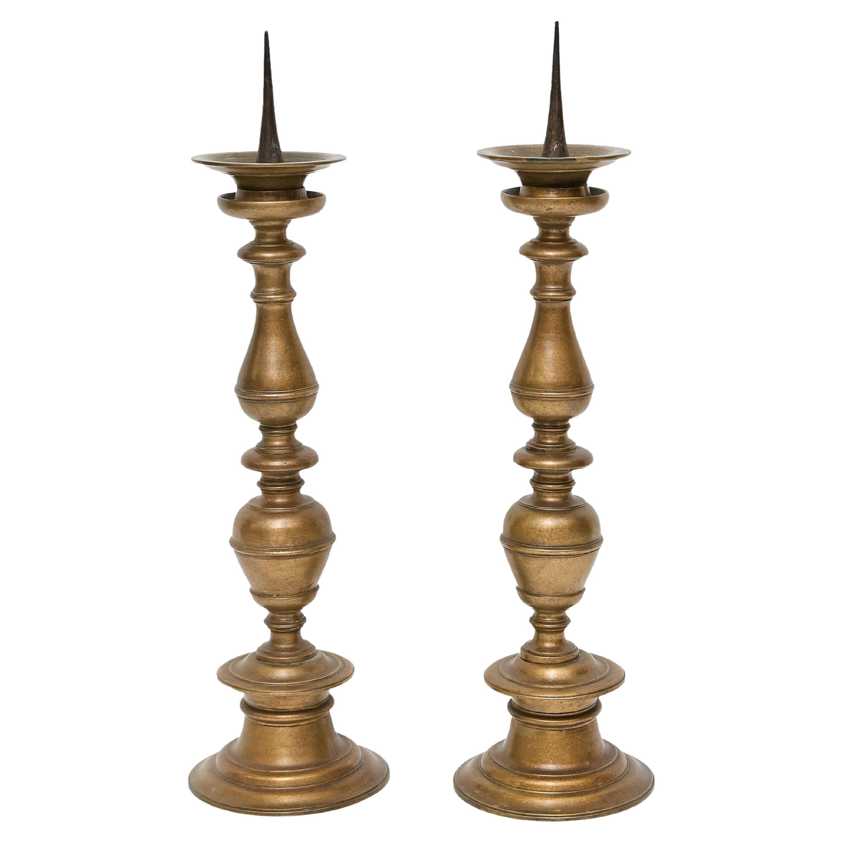 Pareja de candeleros altos de bronce italianos del siglo XVIII