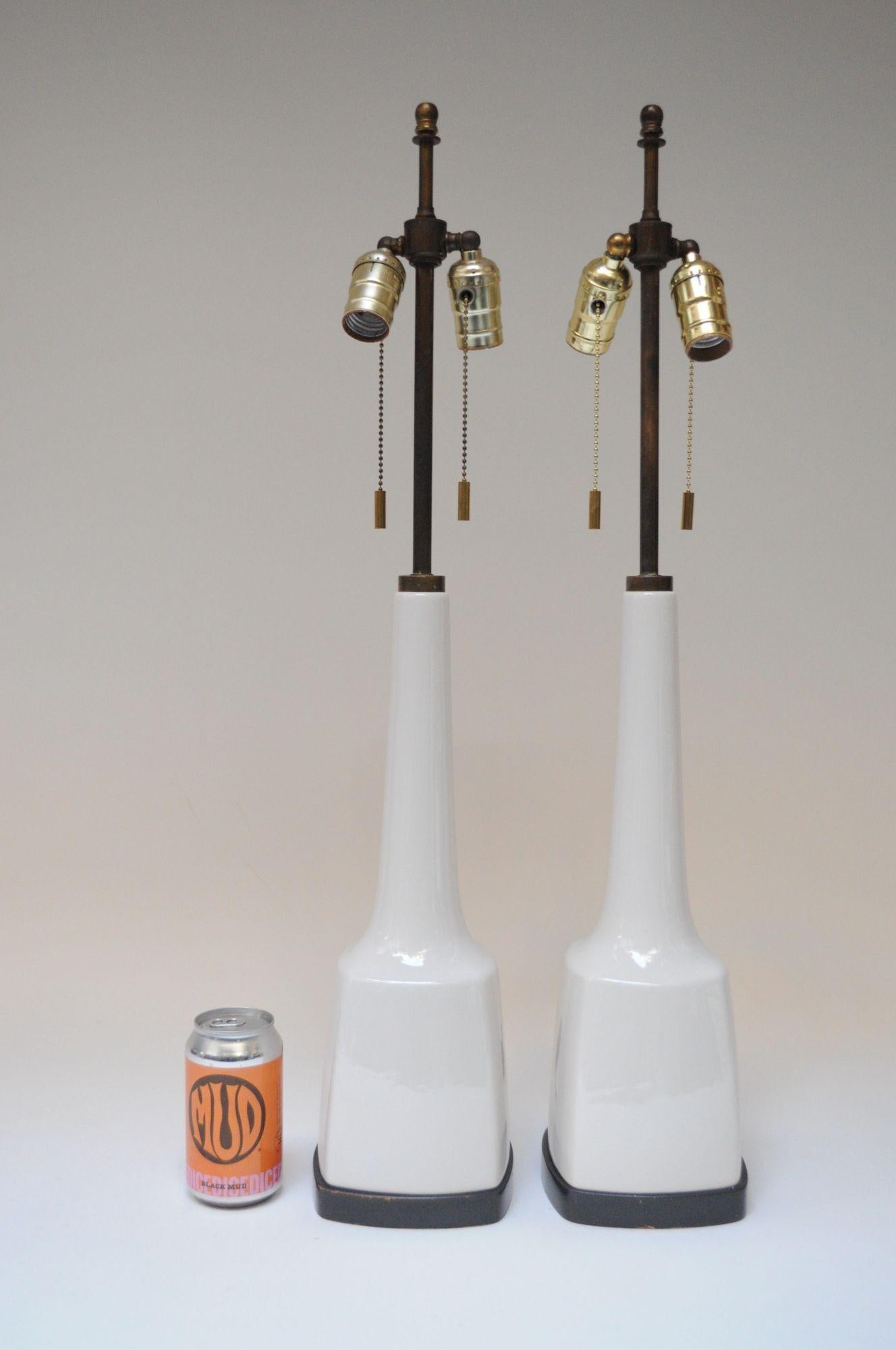 Pair of Tall American Modernist White Porcelain and Brass Tables Lamps In Good Condition For Sale In Brooklyn, NY