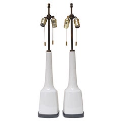 Paire de grandes lampes de table modernistes américaines en porcelaine blanche et laiton