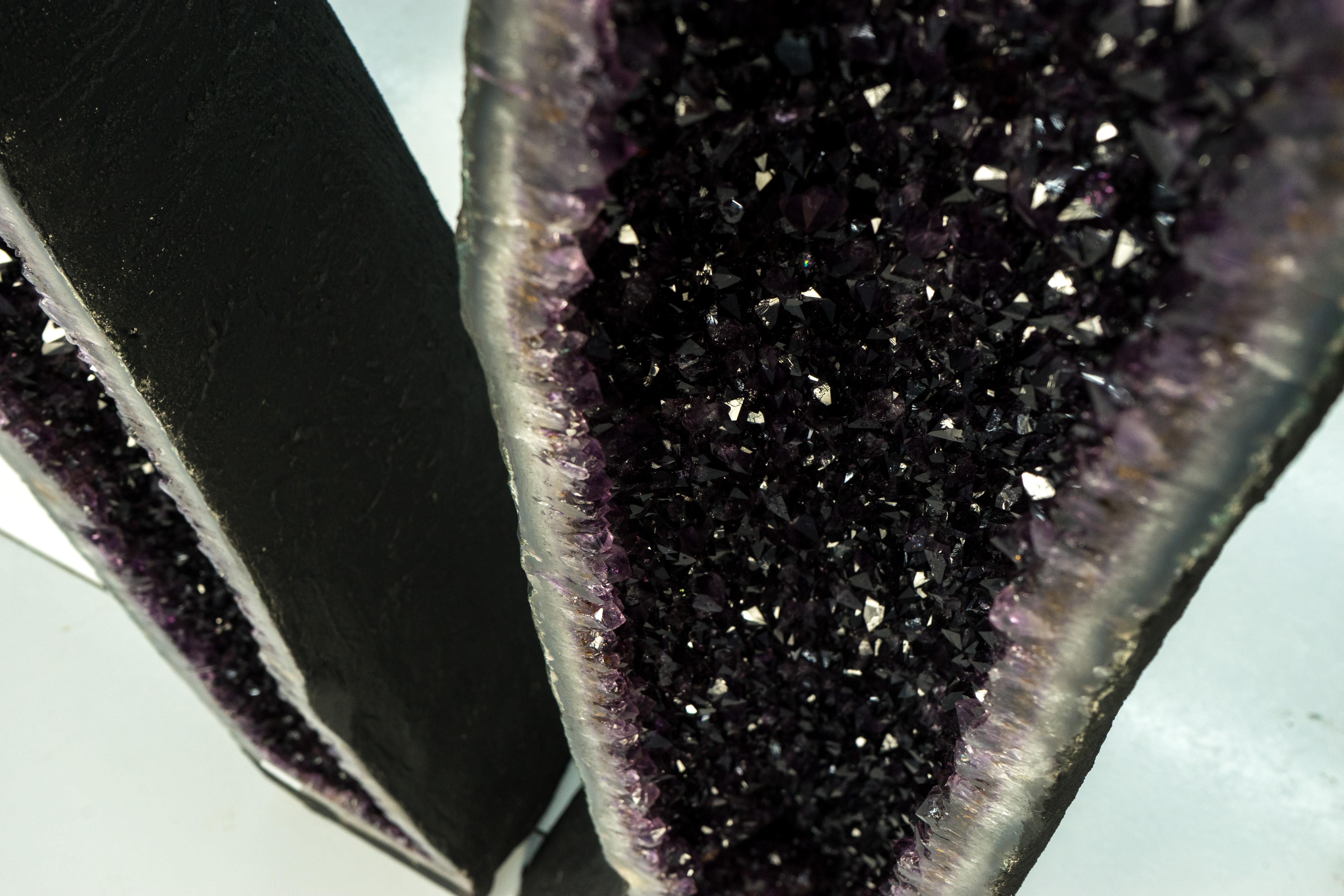 Paire de grands géodes d'améthyste avec Druzy d'améthyste violet profond de haute qualité en vente 1