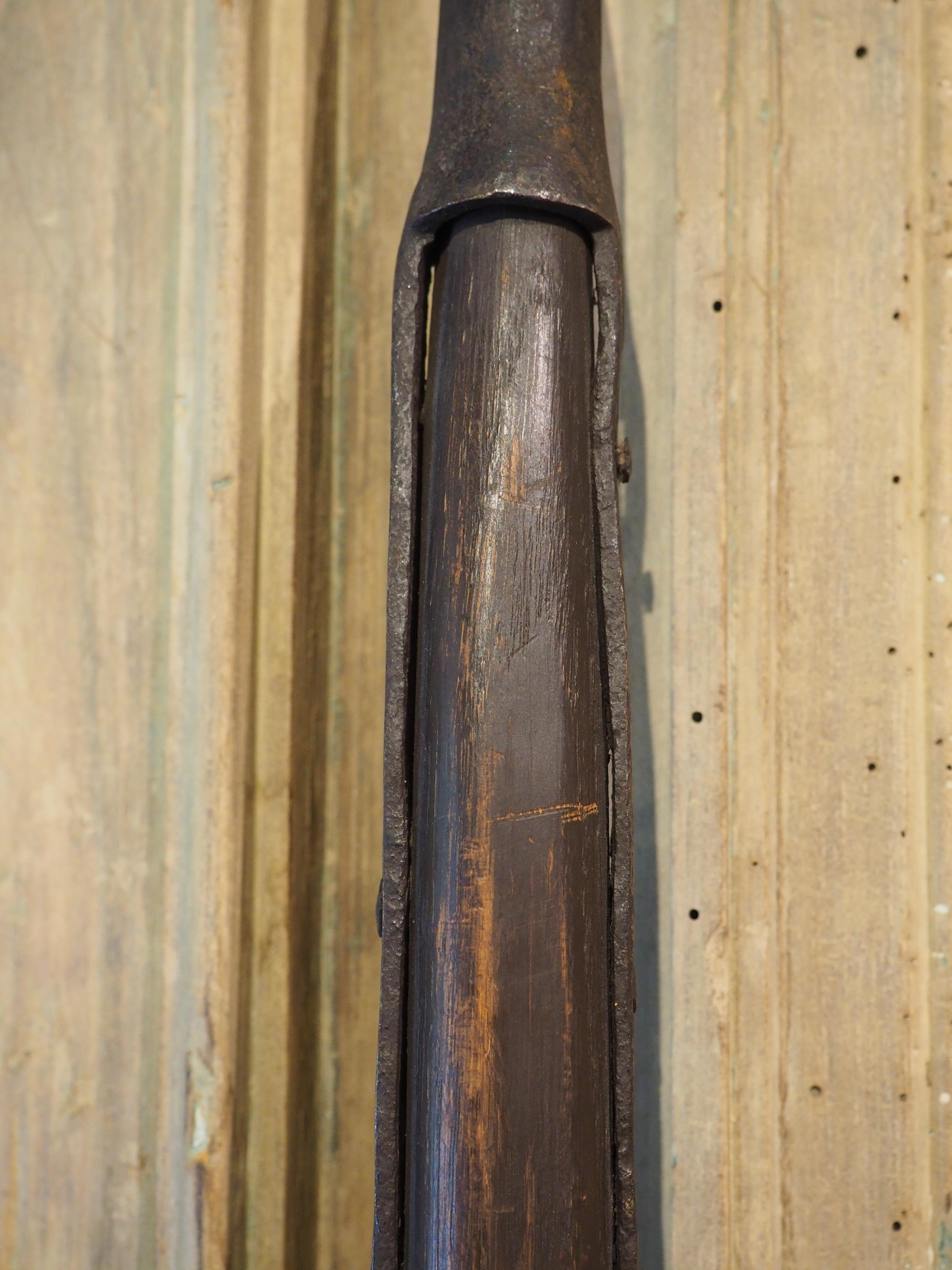 Paire de hauts Halberds décoratifs en bois et en fer, vers 1900 en vente 3