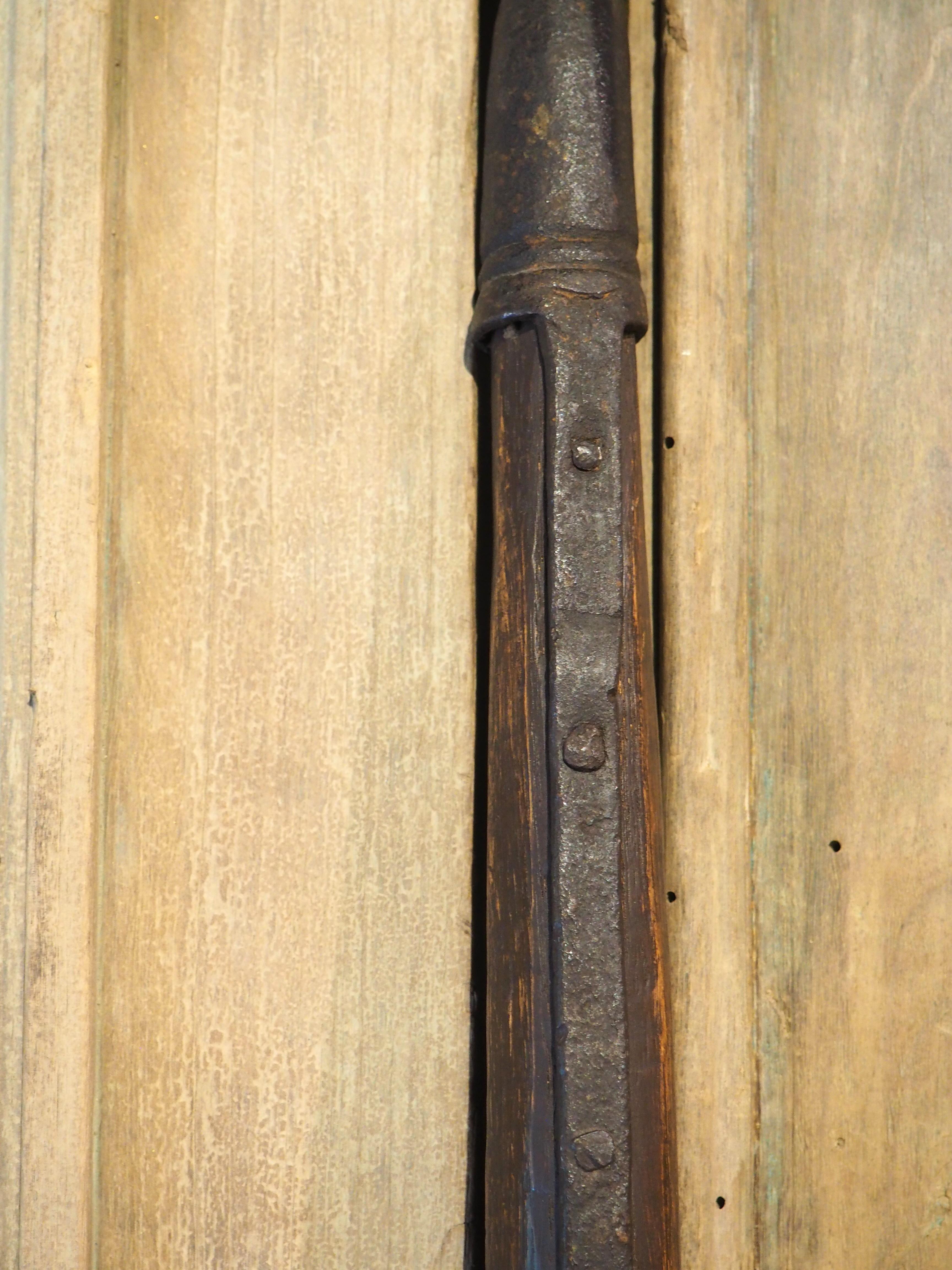 Paire de hauts Halberds décoratifs en bois et en fer, vers 1900 en vente 4