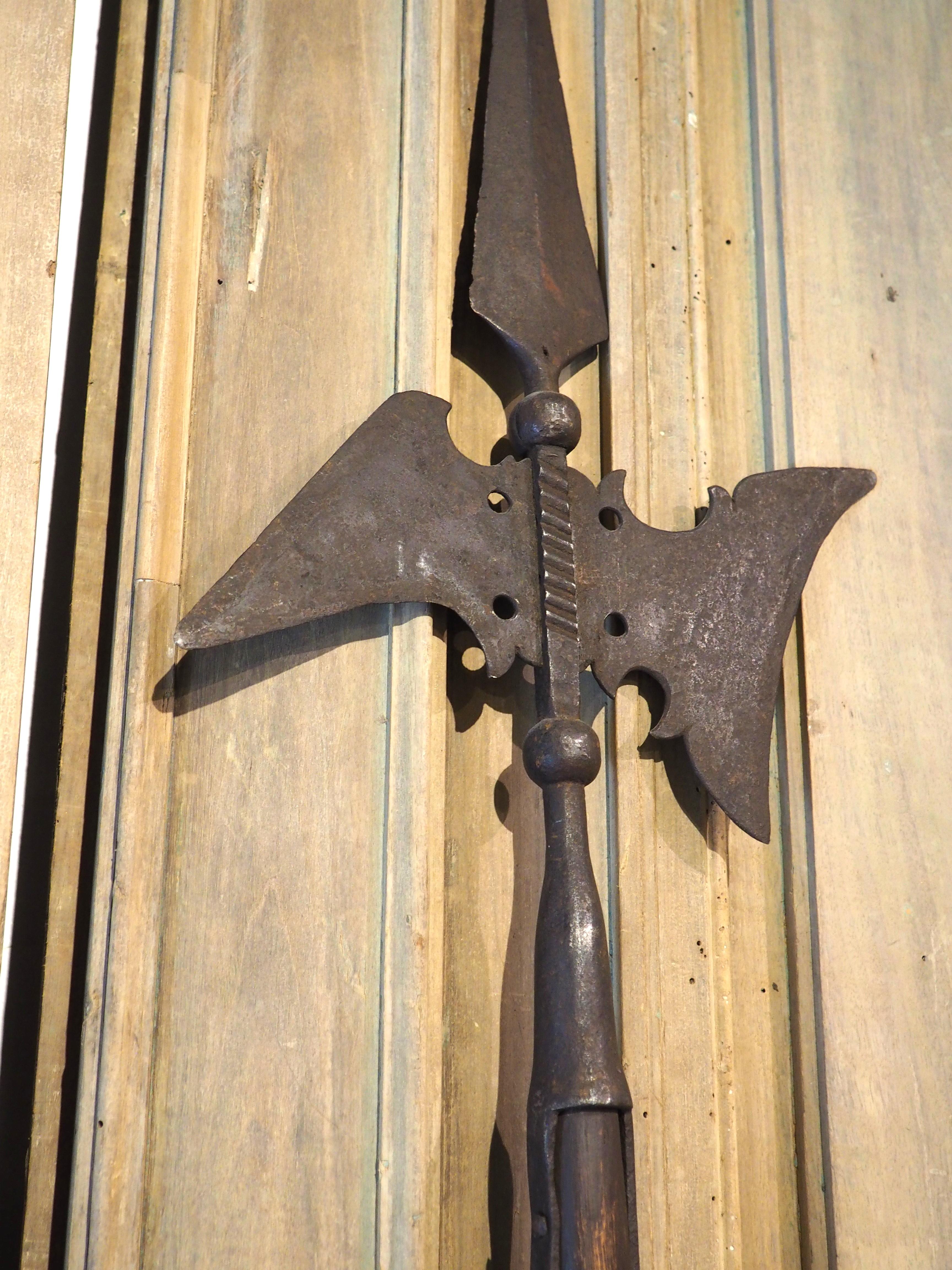 Paire de hauts Halberds décoratifs en bois et en fer, vers 1900 en vente 5