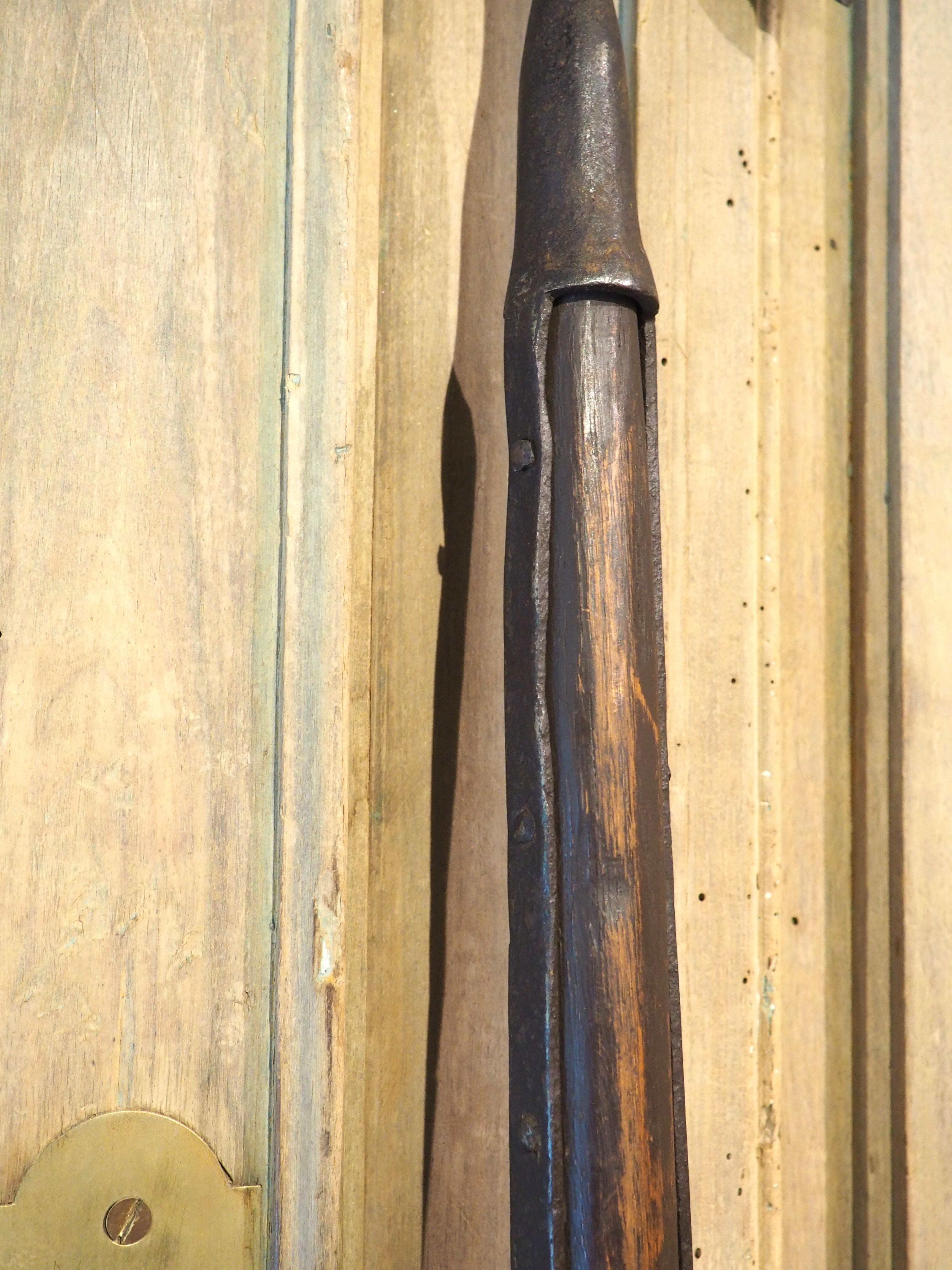 Paire de hauts Halberds décoratifs en bois et en fer, vers 1900 en vente 6