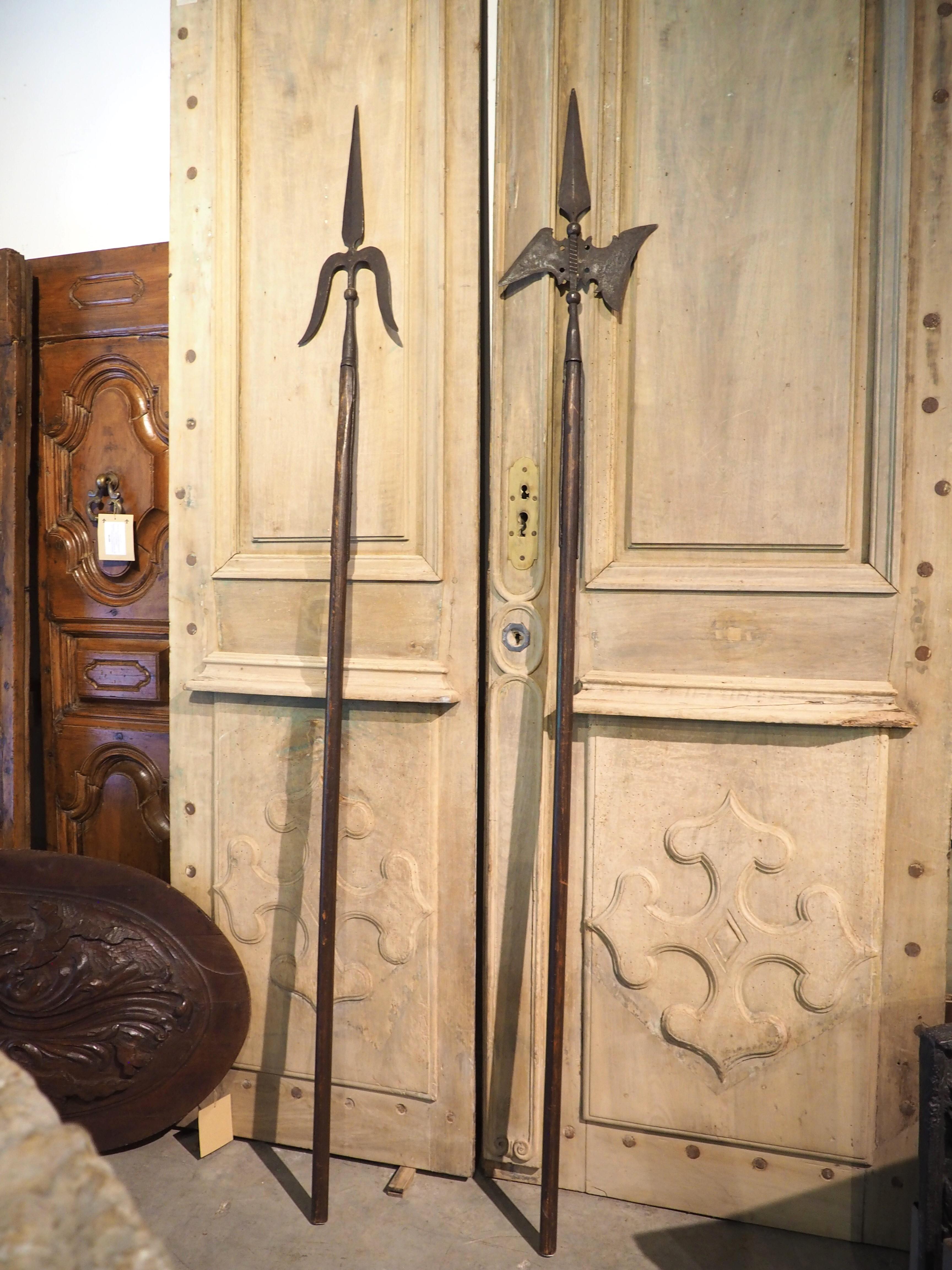 Paire de hauts Halberds décoratifs en bois et en fer, vers 1900 en vente 7