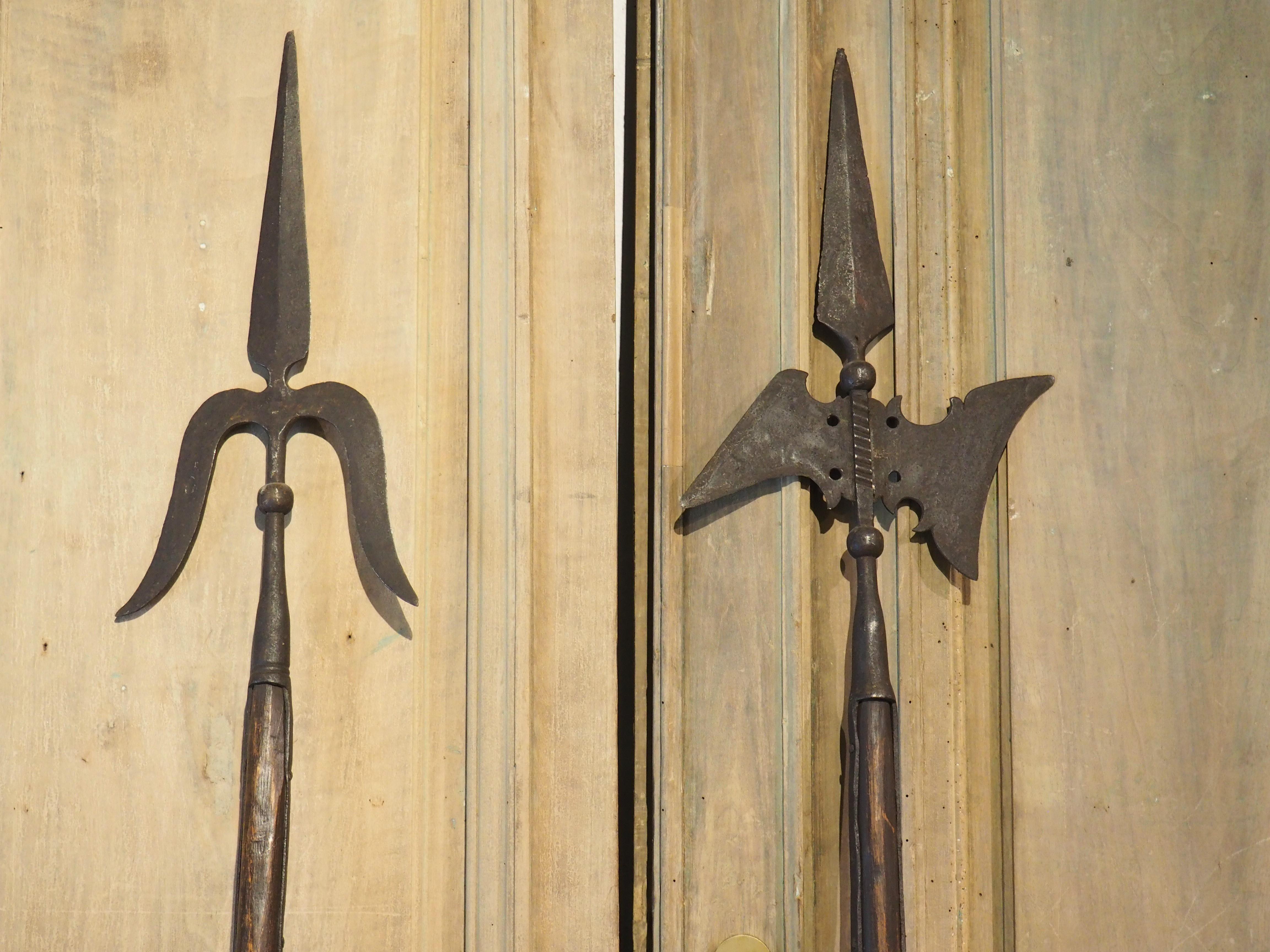 Paire de hauts Halberds décoratifs en bois et en fer, vers 1900 en vente 8