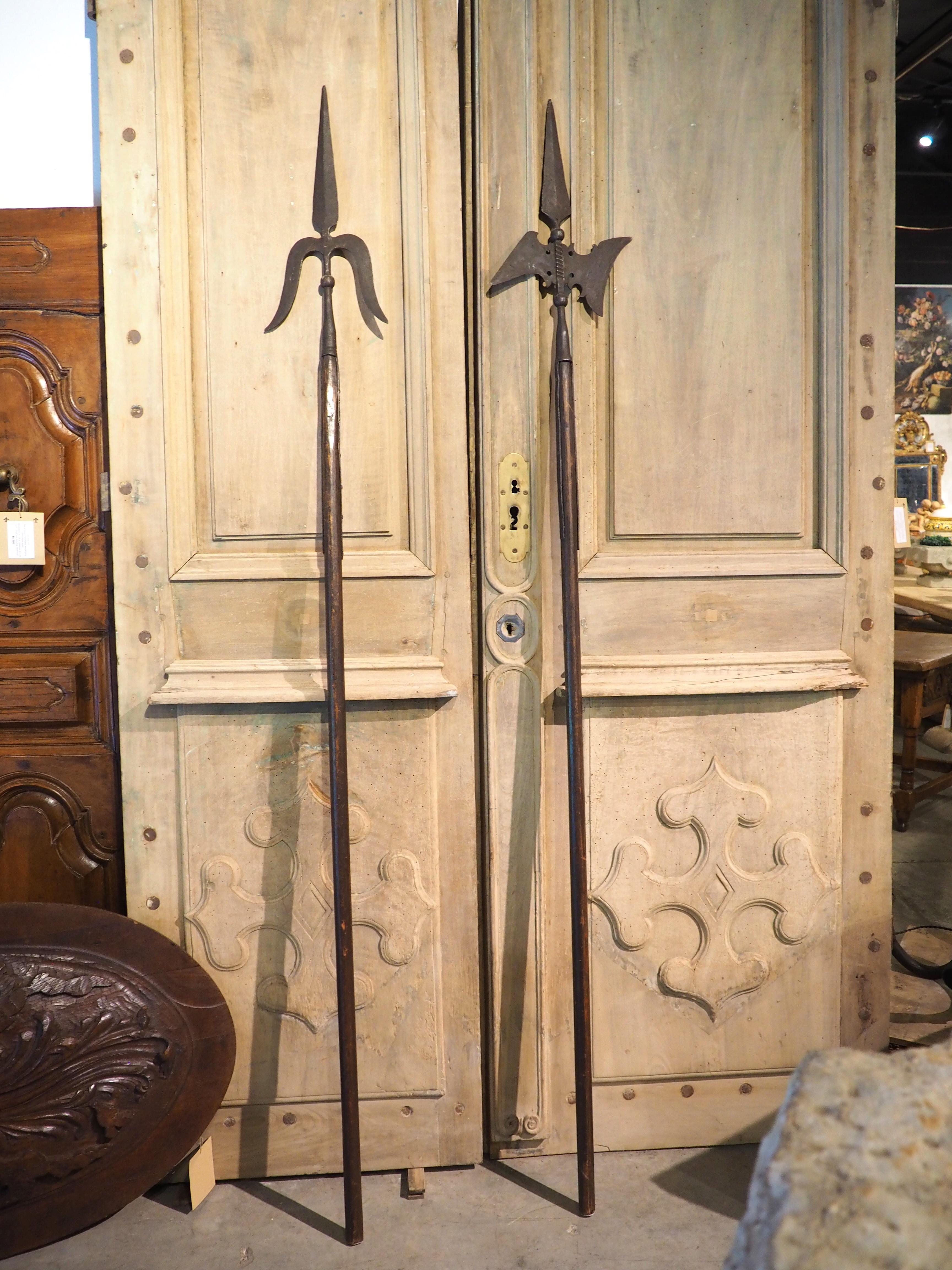 Paire de hauts Halberds décoratifs en bois et en fer, vers 1900 en vente 12
