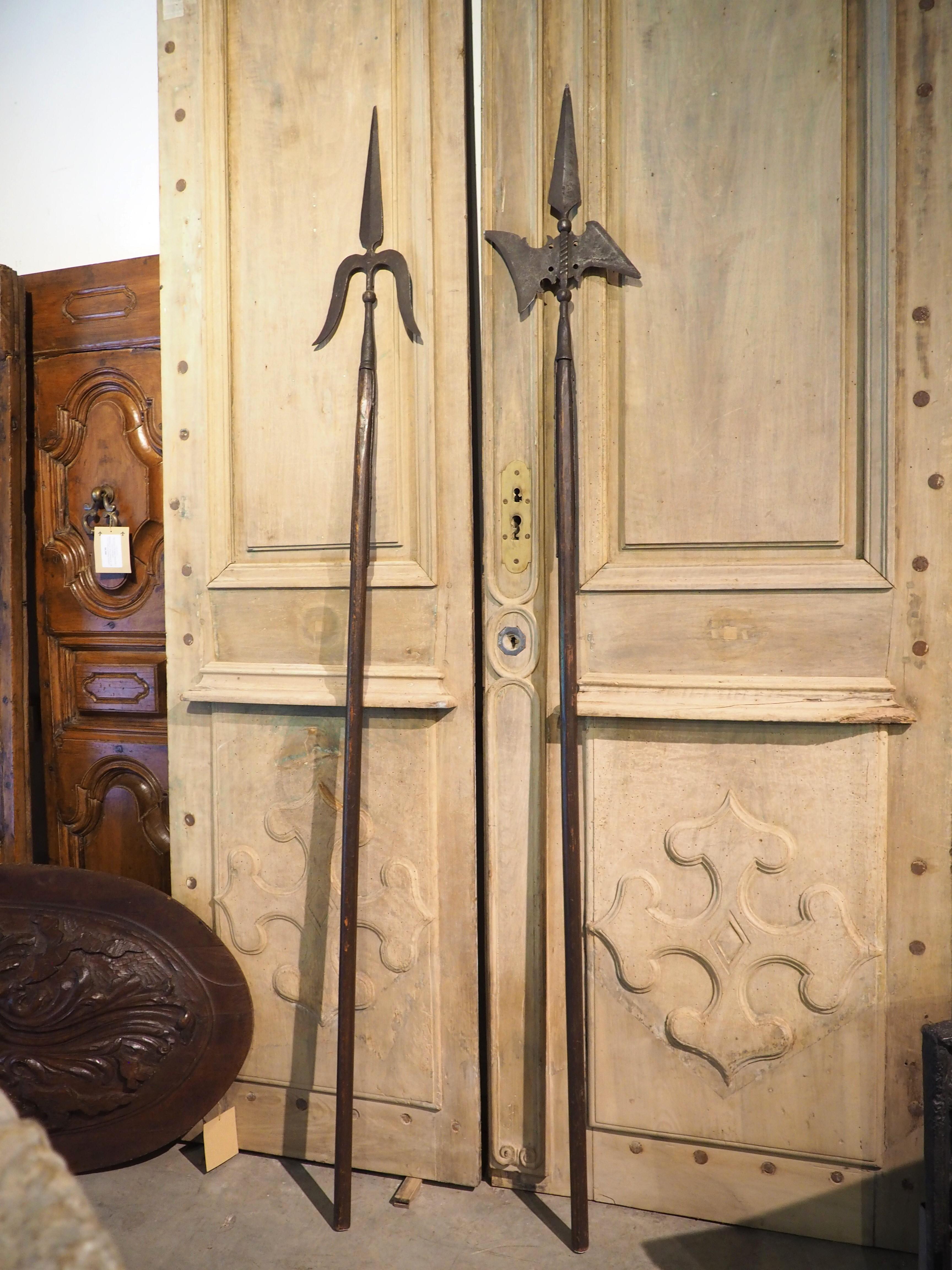 Européen Paire de hauts Halberds décoratifs en bois et en fer, vers 1900 en vente