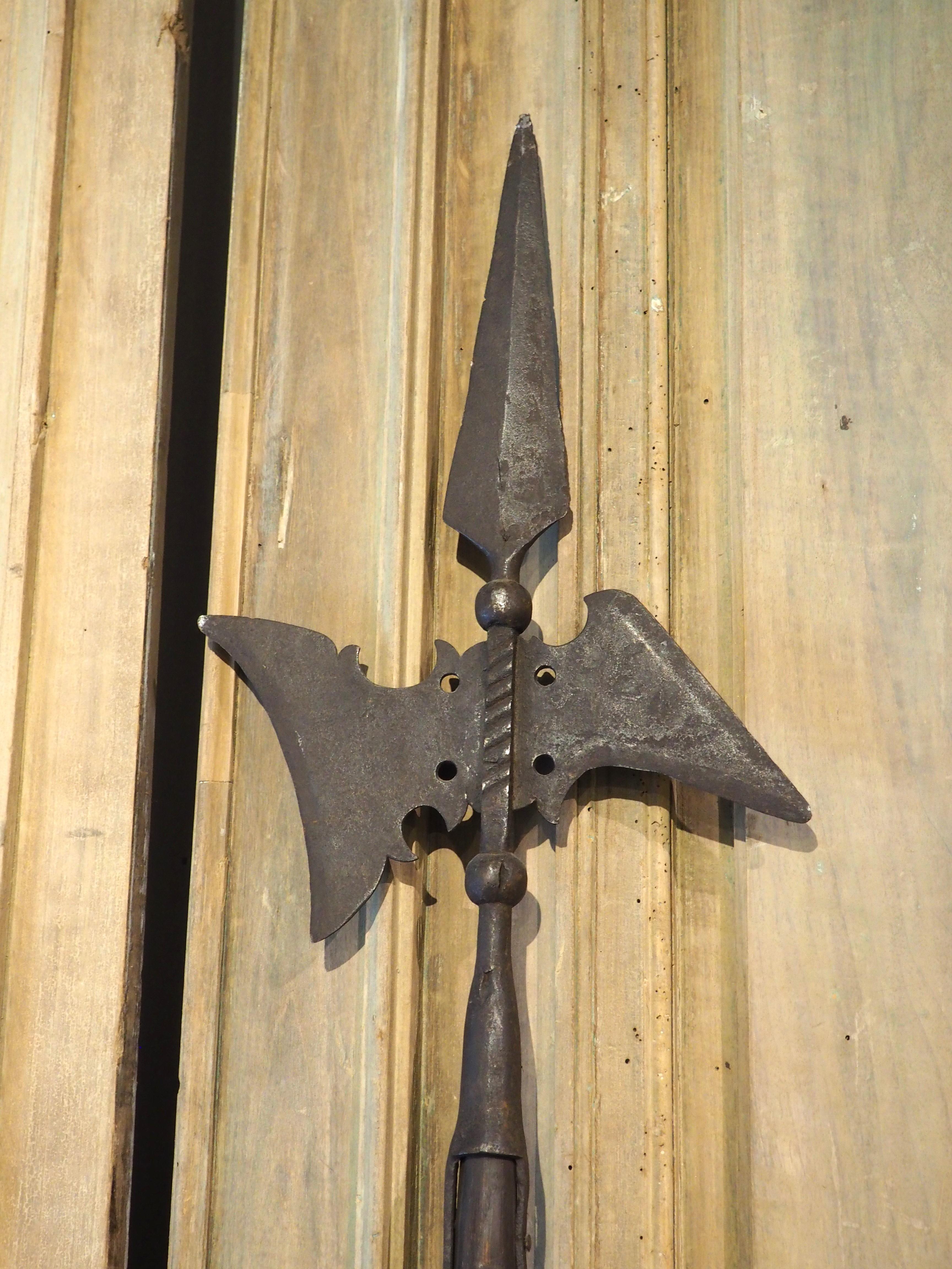 Sculpté à la main Paire de hauts Halberds décoratifs en bois et en fer, vers 1900 en vente