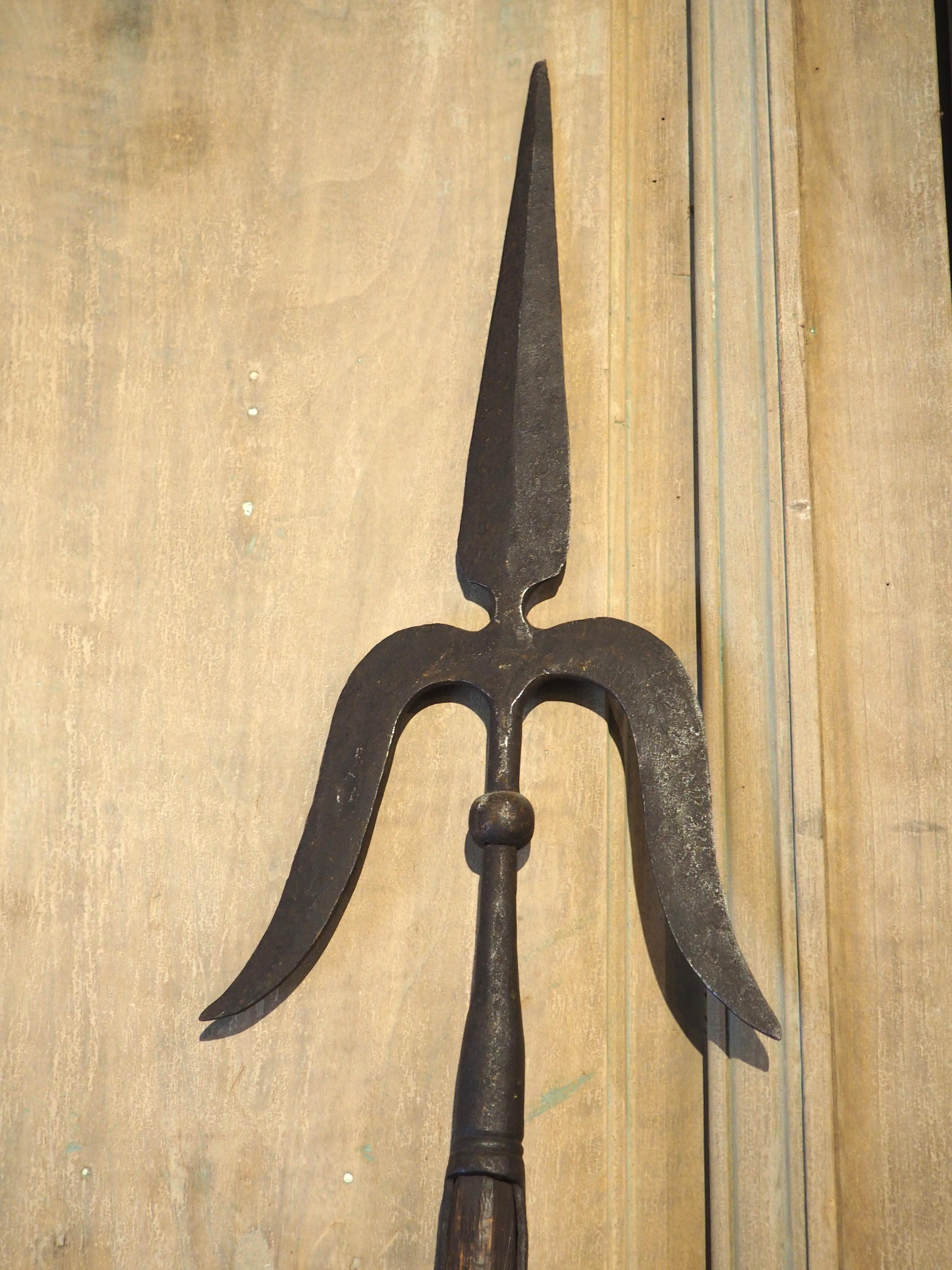 Paire de hauts Halberds décoratifs en bois et en fer, vers 1900 Bon état - En vente à Dallas, TX