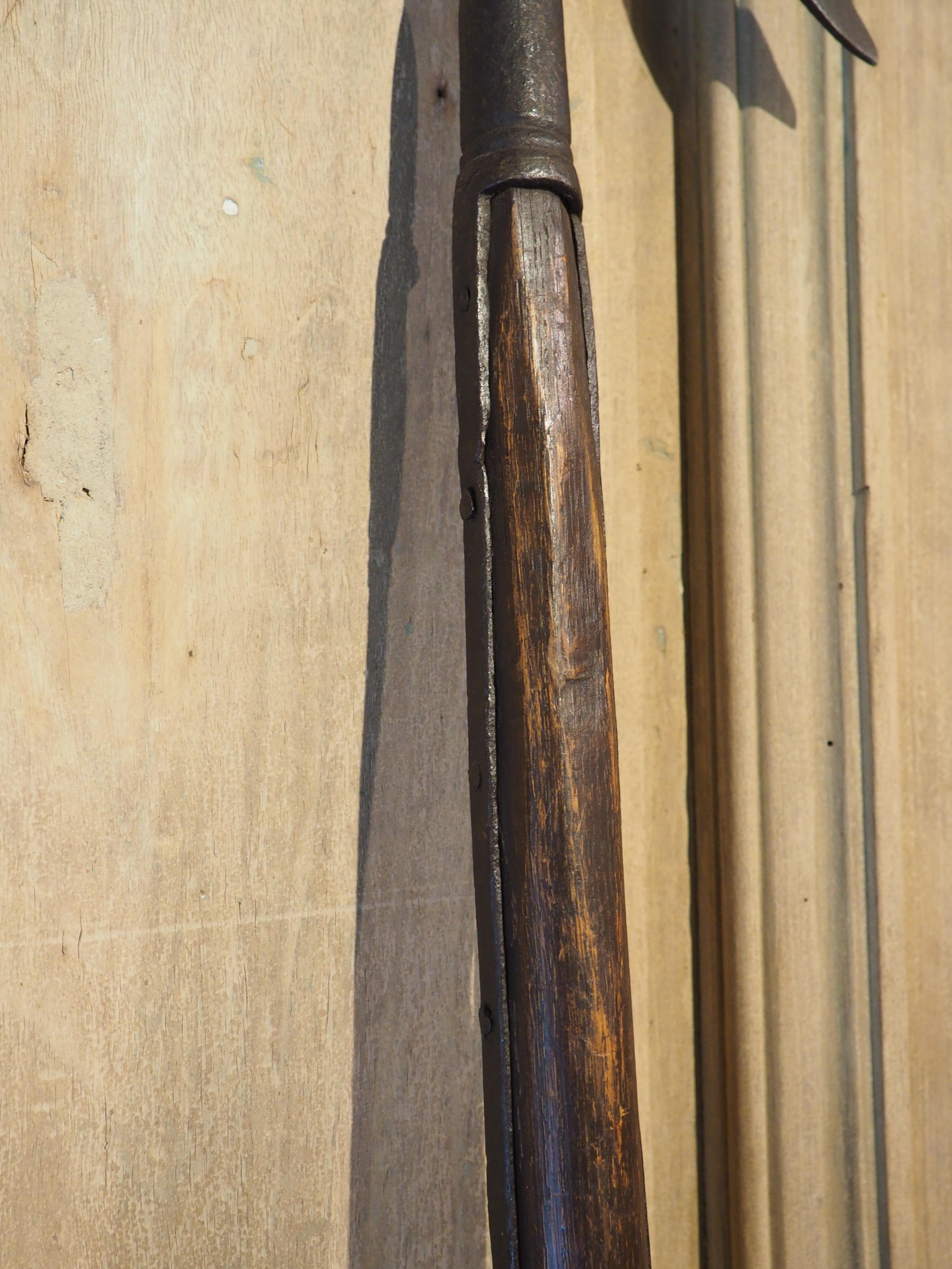 Début du 20ème siècle Paire de hauts Halberds décoratifs en bois et en fer, vers 1900 en vente