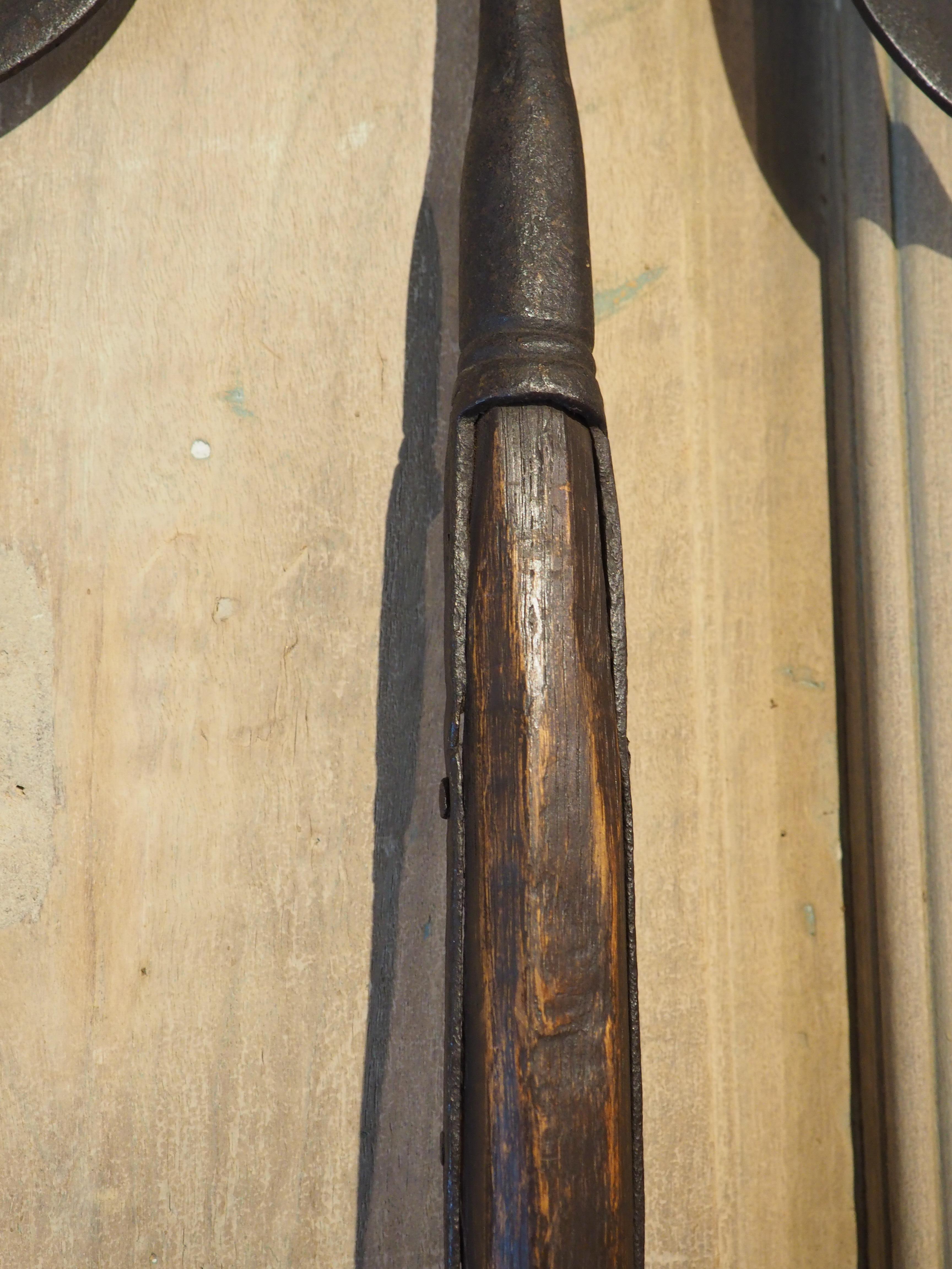 Fer Paire de hauts Halberds décoratifs en bois et en fer, vers 1900 en vente